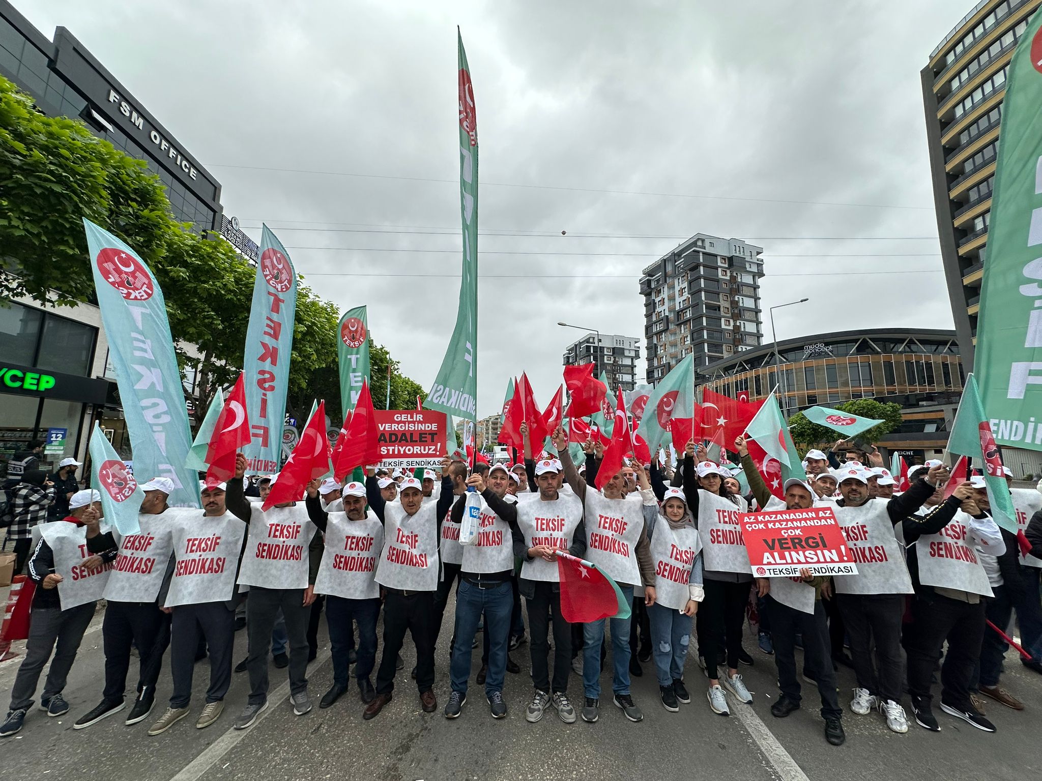 Yaşasın 1 Mayıs Emek ve Dayanışma Günü! görseli