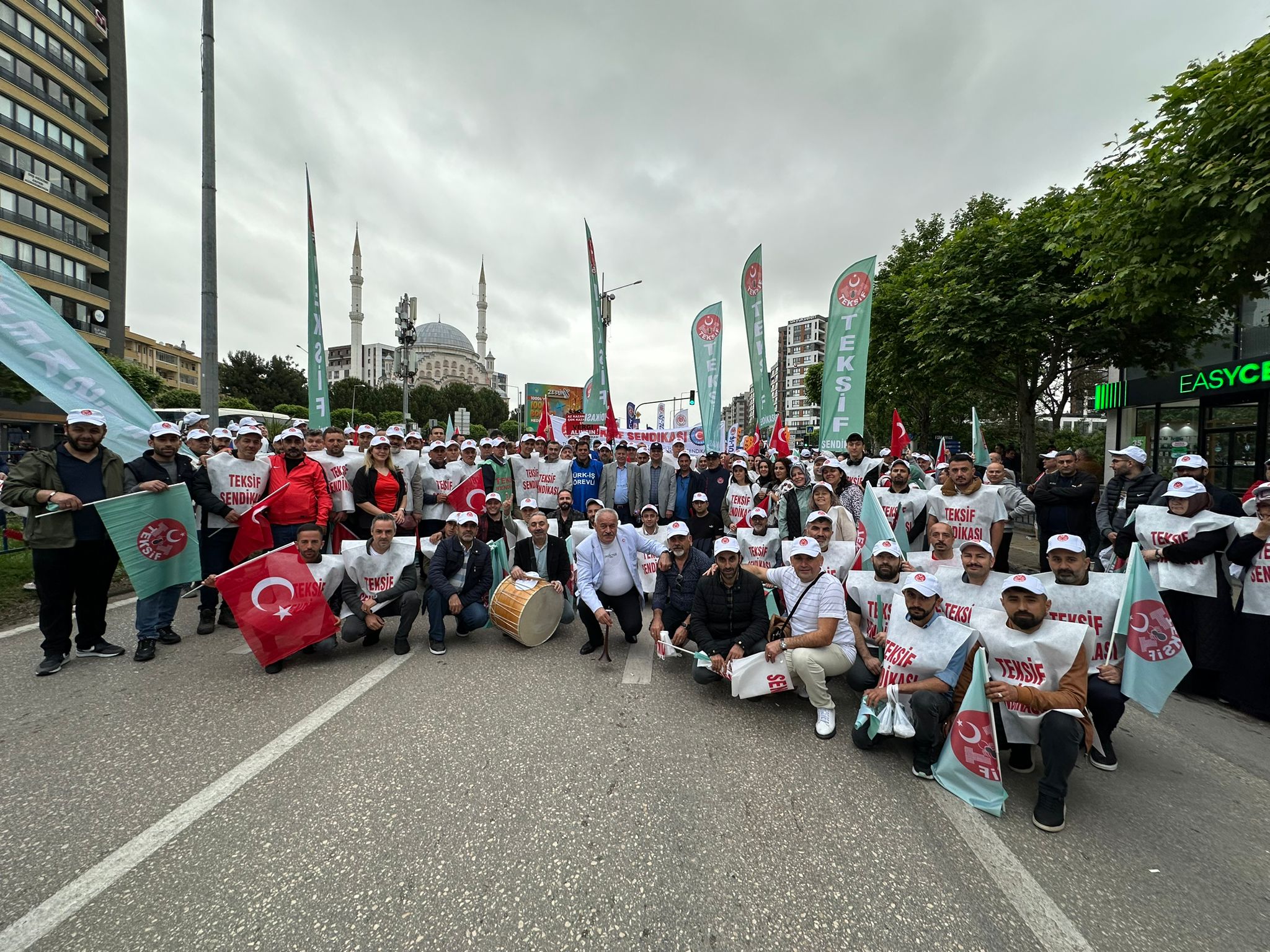 Yaşasın 1 Mayıs Emek ve Dayanışma Günü! görseli