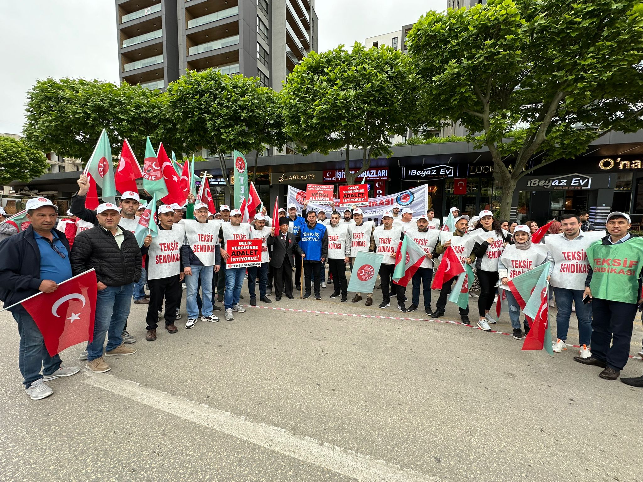 Yaşasın 1 Mayıs Emek ve Dayanışma Günü! görseli
