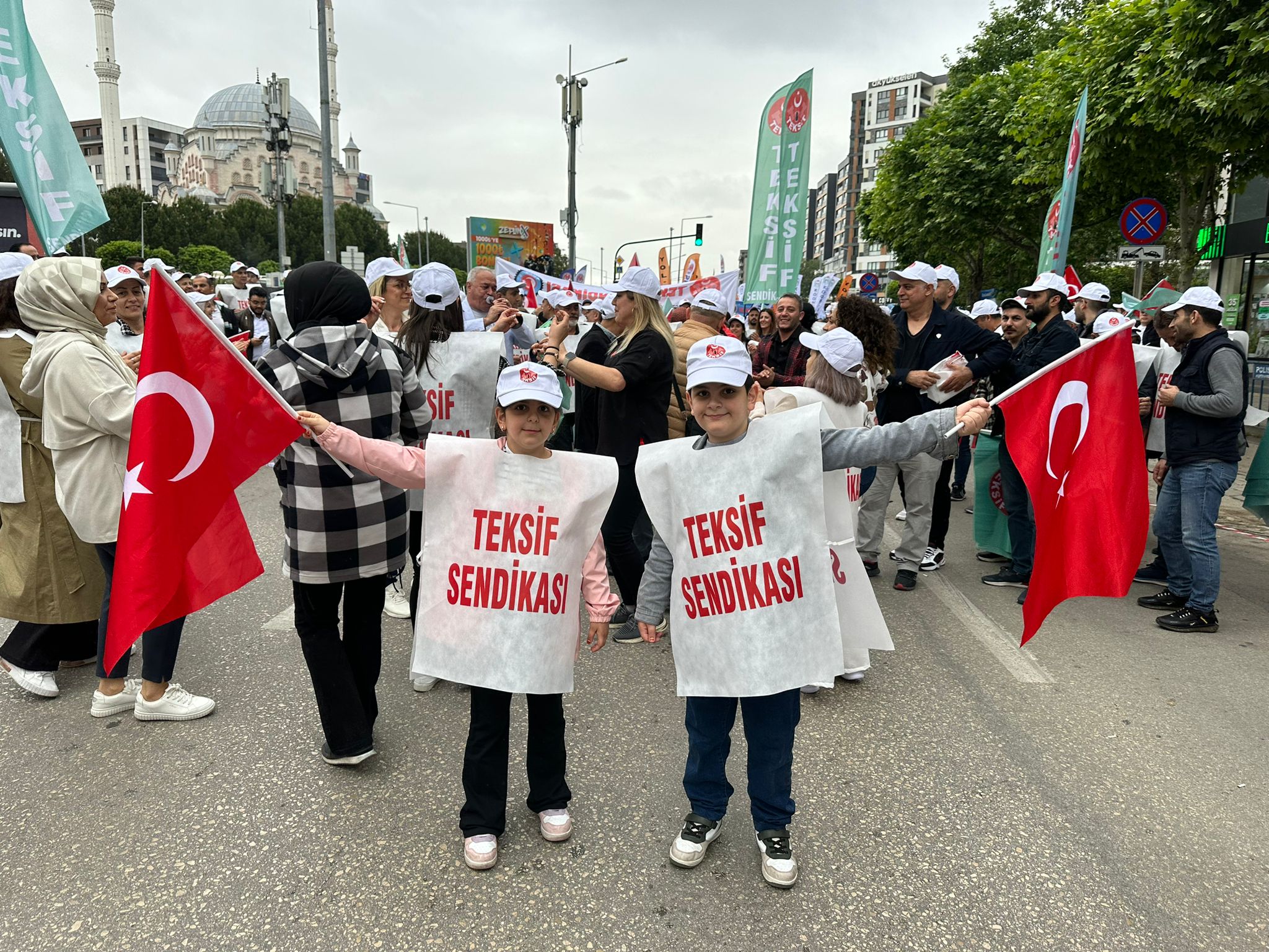 Yaşasın 1 Mayıs Emek ve Dayanışma Günü! görseli