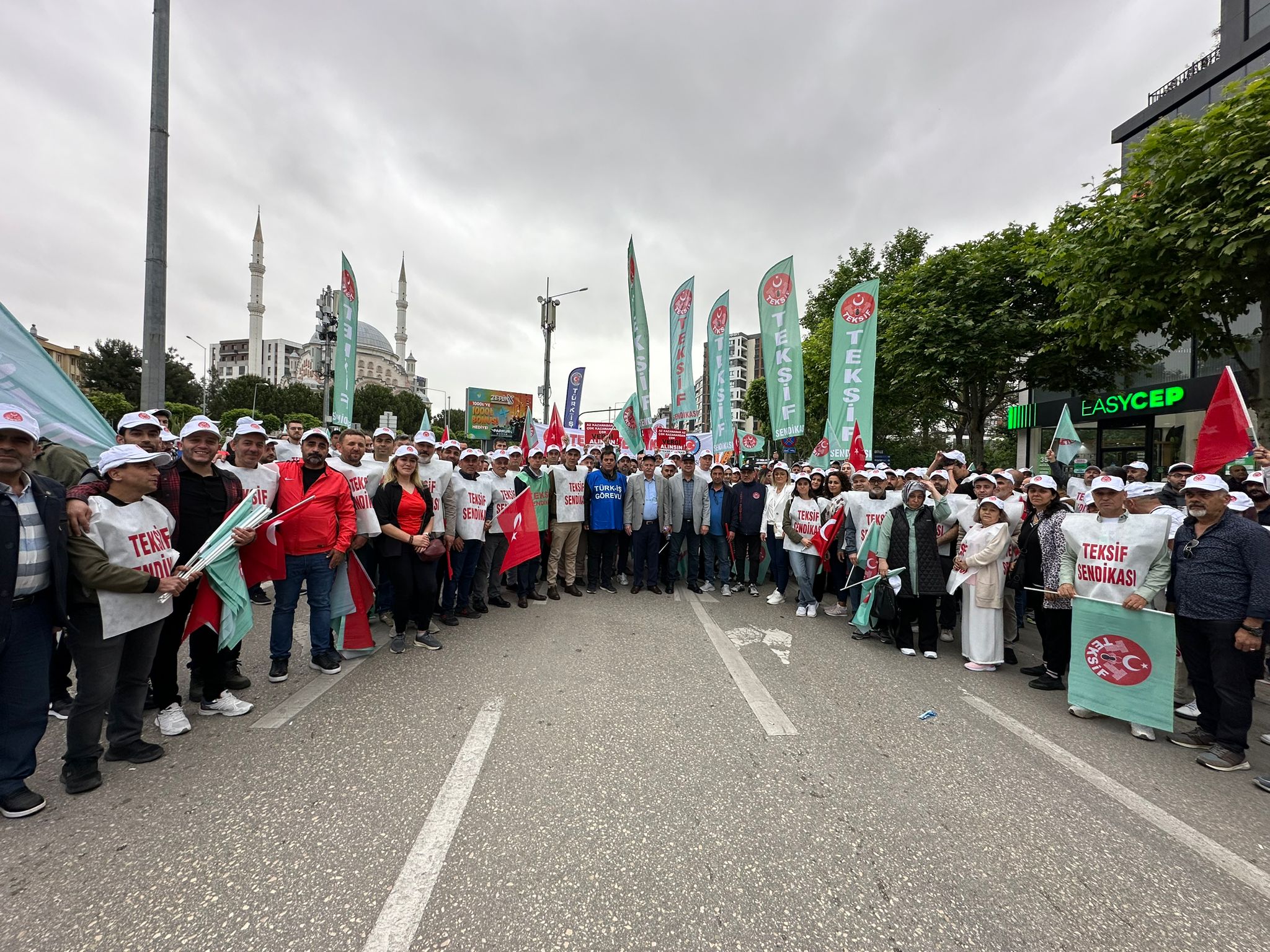 Yaşasın 1 Mayıs Emek ve Dayanışma Günü! görseli