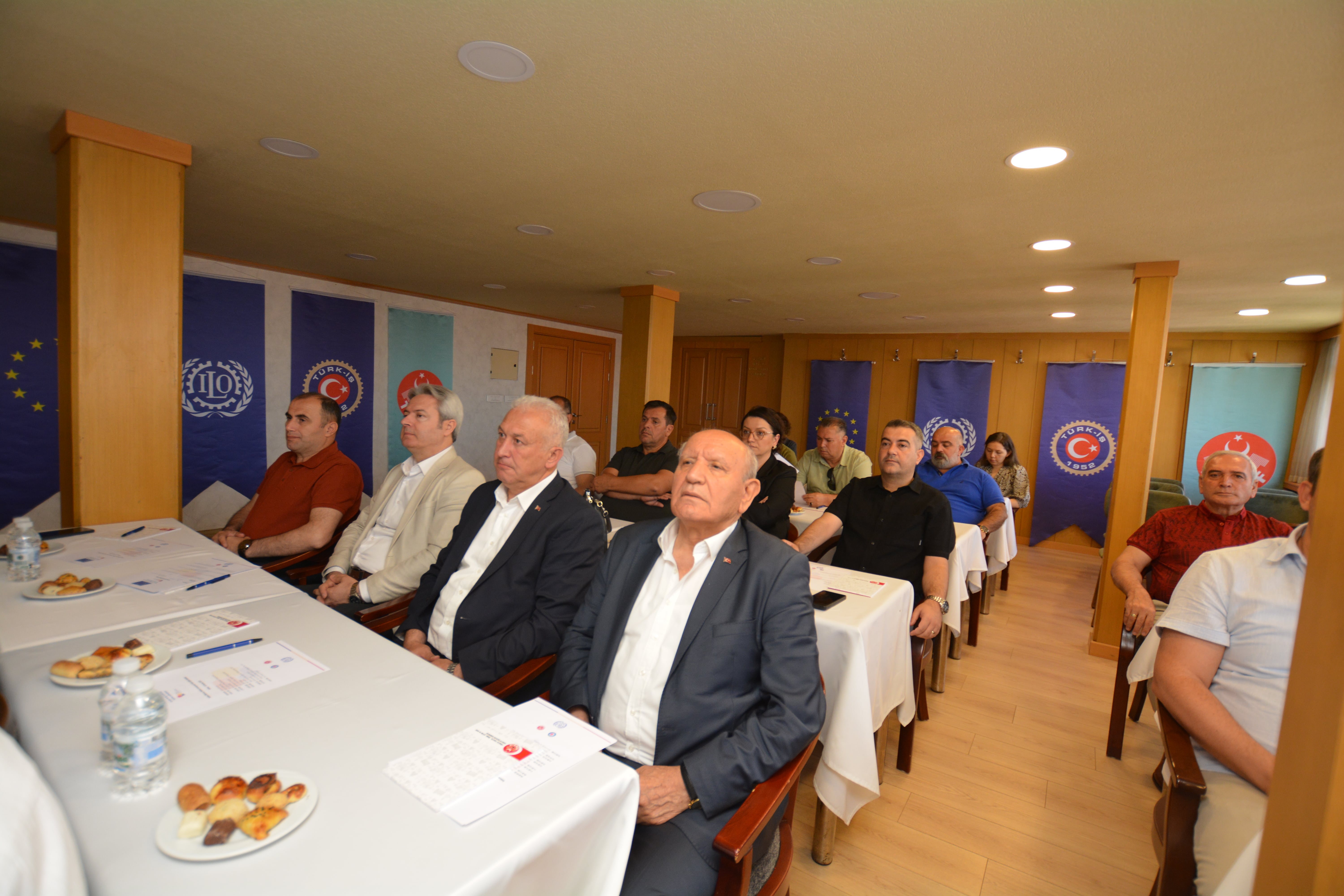 HAKKIMI BİLİYORUM, HAKKIMI SAVUNUYORUM PROJESİ ŞUBE BAŞKANLARI EĞİTİMİ GERÇEKLEŞTİ görseli