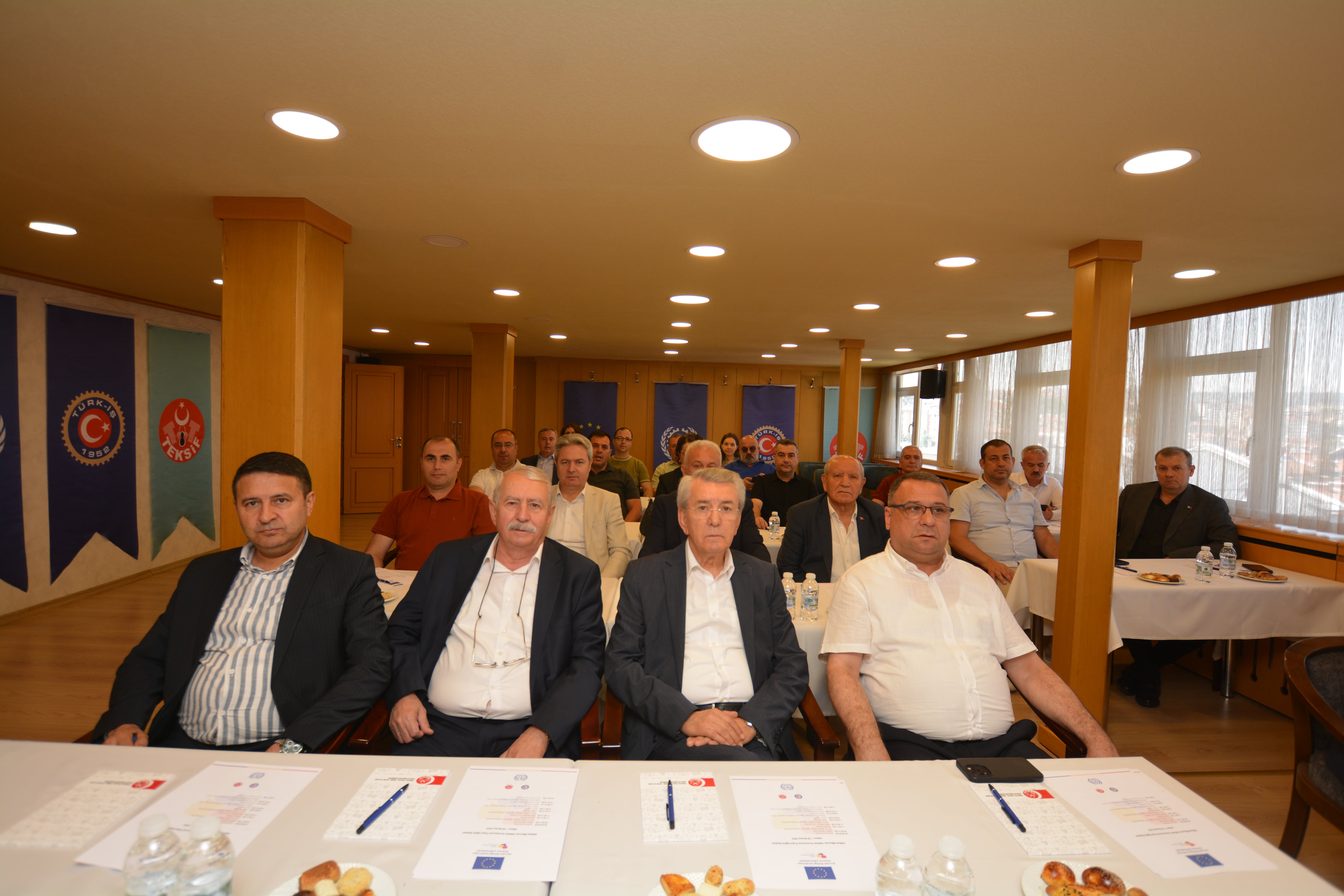 HAKKIMI BİLİYORUM, HAKKIMI SAVUNUYORUM PROJESİ ŞUBE BAŞKANLARI EĞİTİMİ GERÇEKLEŞTİ görseli