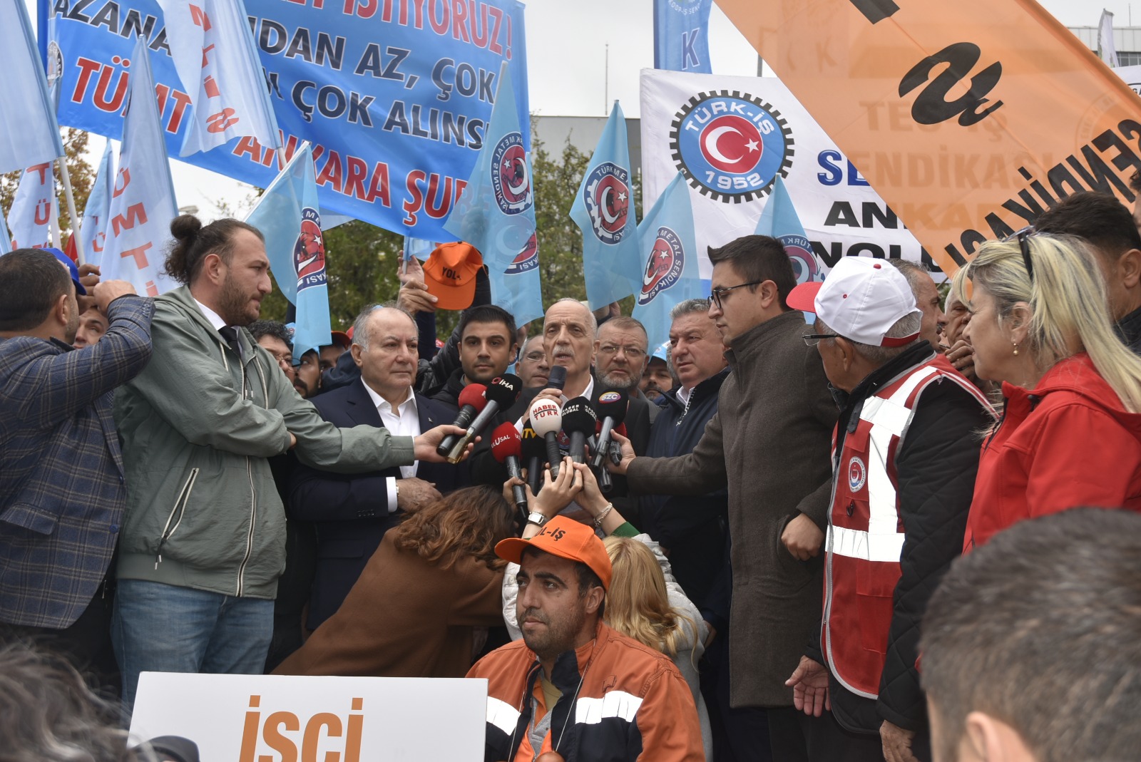 TÜRK-İŞ Hazine ve Maliye Bakanlığı'nın Önünde Kitlesel Basın Açıklaması Yaptı görseli