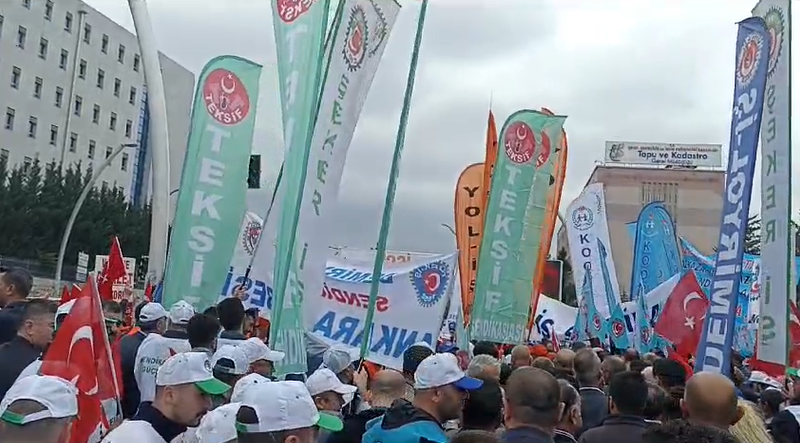 TÜRK-İŞ Hazine ve Maliye Bakanlığı'nın Önünde Kitlesel Basın Açıklaması Yaptı görseli