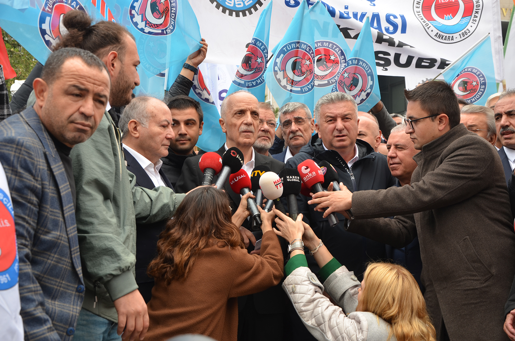 TÜRK-İŞ Hazine ve Maliye Bakanlığı'nın Önünde Kitlesel Basın Açıklaması Yaptı görseli