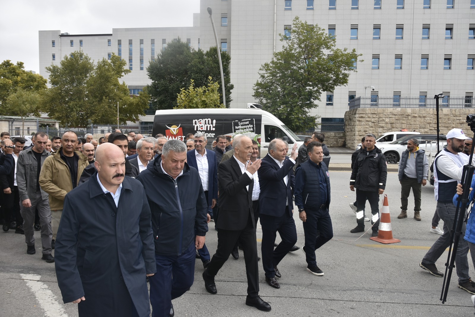 TÜRK-İŞ Hazine ve Maliye Bakanlığı'nın Önünde Kitlesel Basın Açıklaması Yaptı görseli