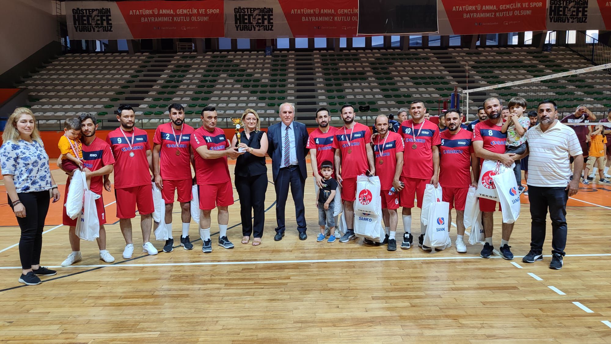 İSKO GELENEKSEL 12. VOLEYBOL TURNUVASI FİNALİ OYNANDI görseli