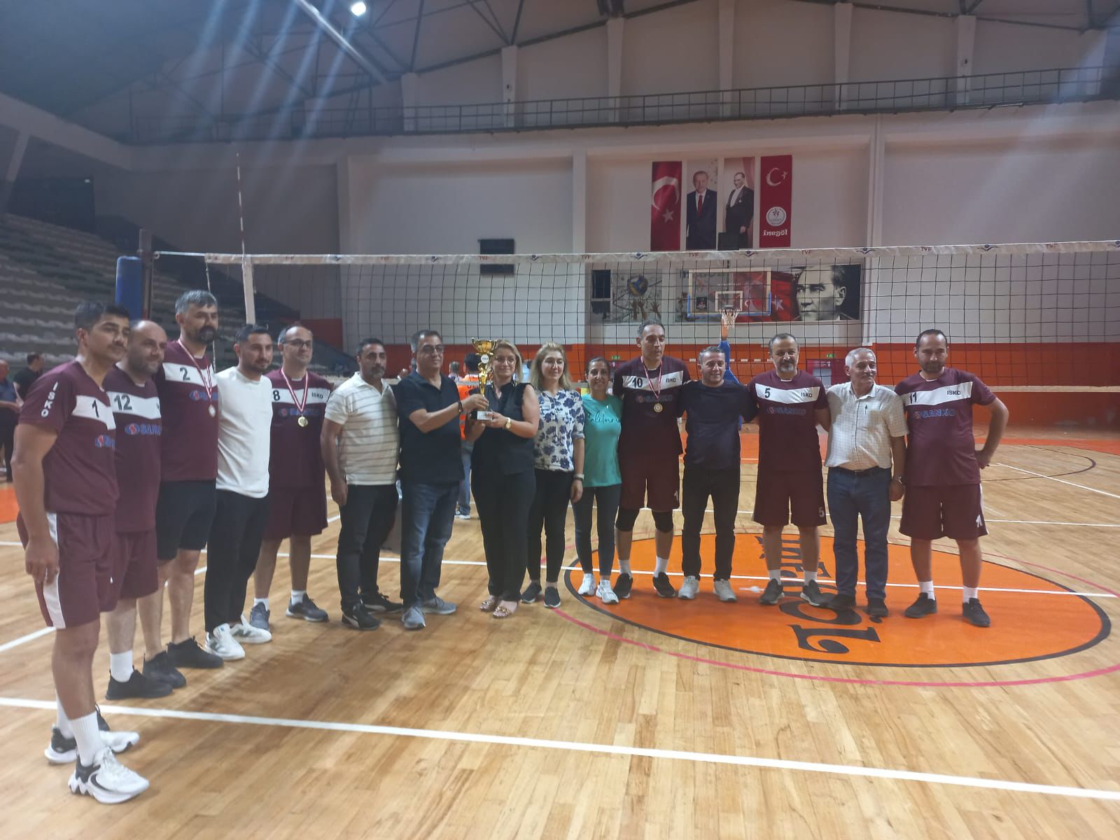 İSKO GELENEKSEL 12. VOLEYBOL TURNUVASI FİNALİ OYNANDI görseli