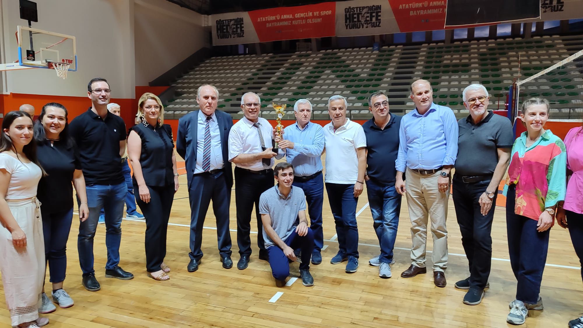 İSKO GELENEKSEL 12. VOLEYBOL TURNUVASI FİNALİ OYNANDI görseli