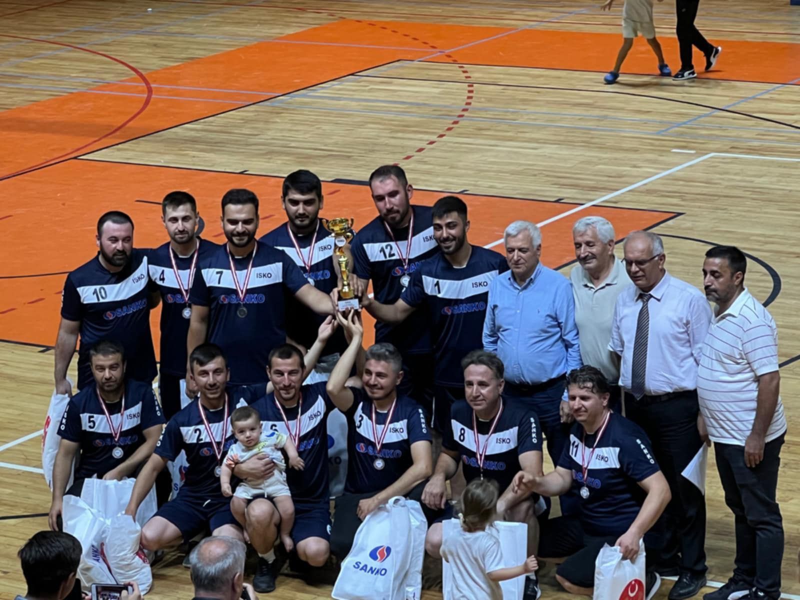 İSKO GELENEKSEL 12. VOLEYBOL TURNUVASI FİNALİ OYNANDI görseli