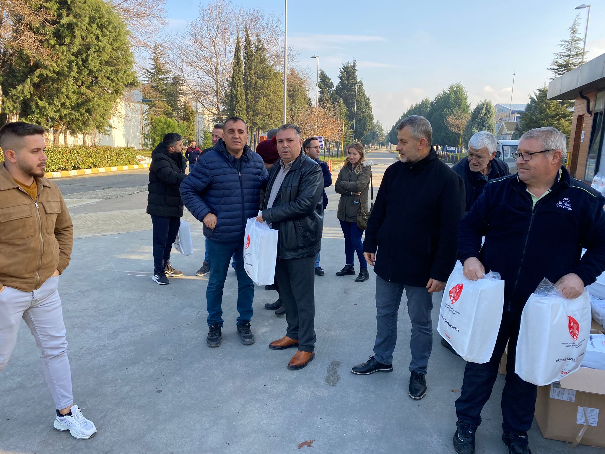 YILBAŞI HEDİYESİ DAĞITIMINI GERÇEKLEŞTİRMEYE BAŞLADIK görseli