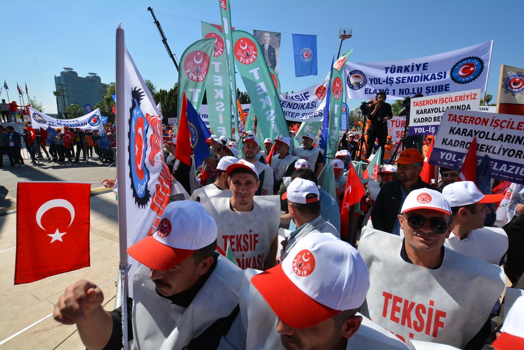 1 MAYIS İşçi ve Emekçiler Bayramı Kutlu Olsun görseli
