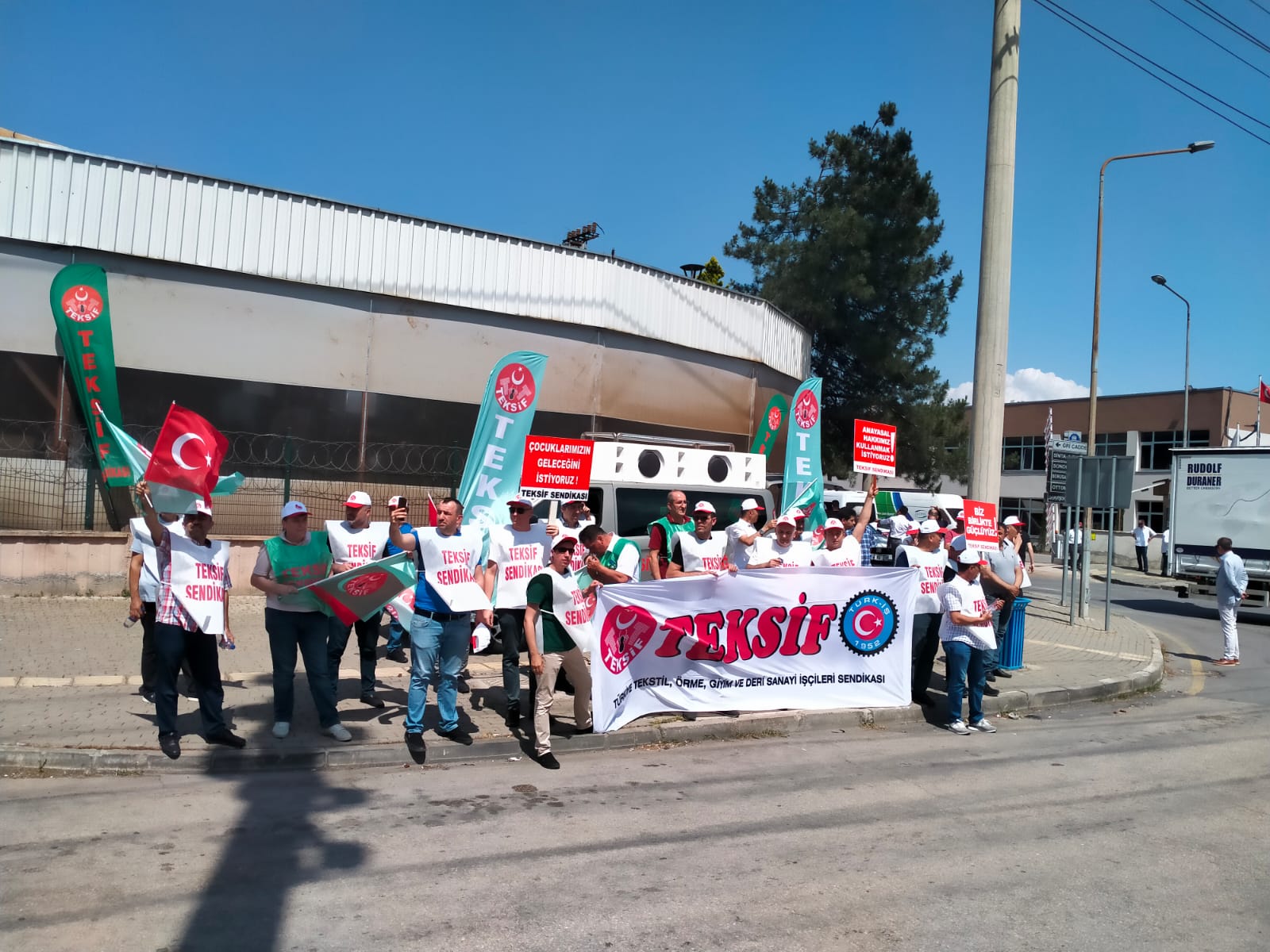 SAVCAN TEKSTİL ÖNÜNDE BASIN AÇIKLAMASI görseli