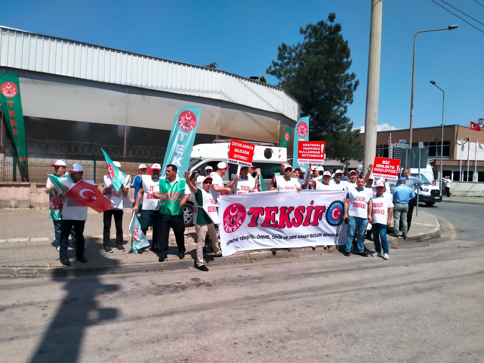 SAVCAN TEKSTİL ÖNÜNDE BASIN AÇIKLAMASI görseli
