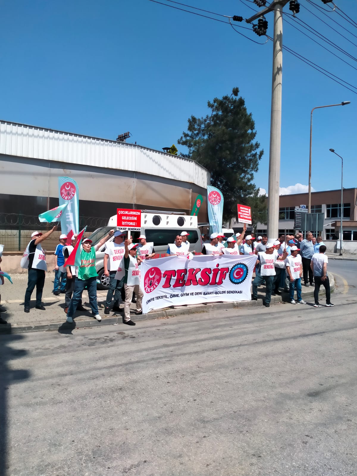 SAVCAN TEKSTİL ÖNÜNDE BASIN AÇIKLAMASI görseli