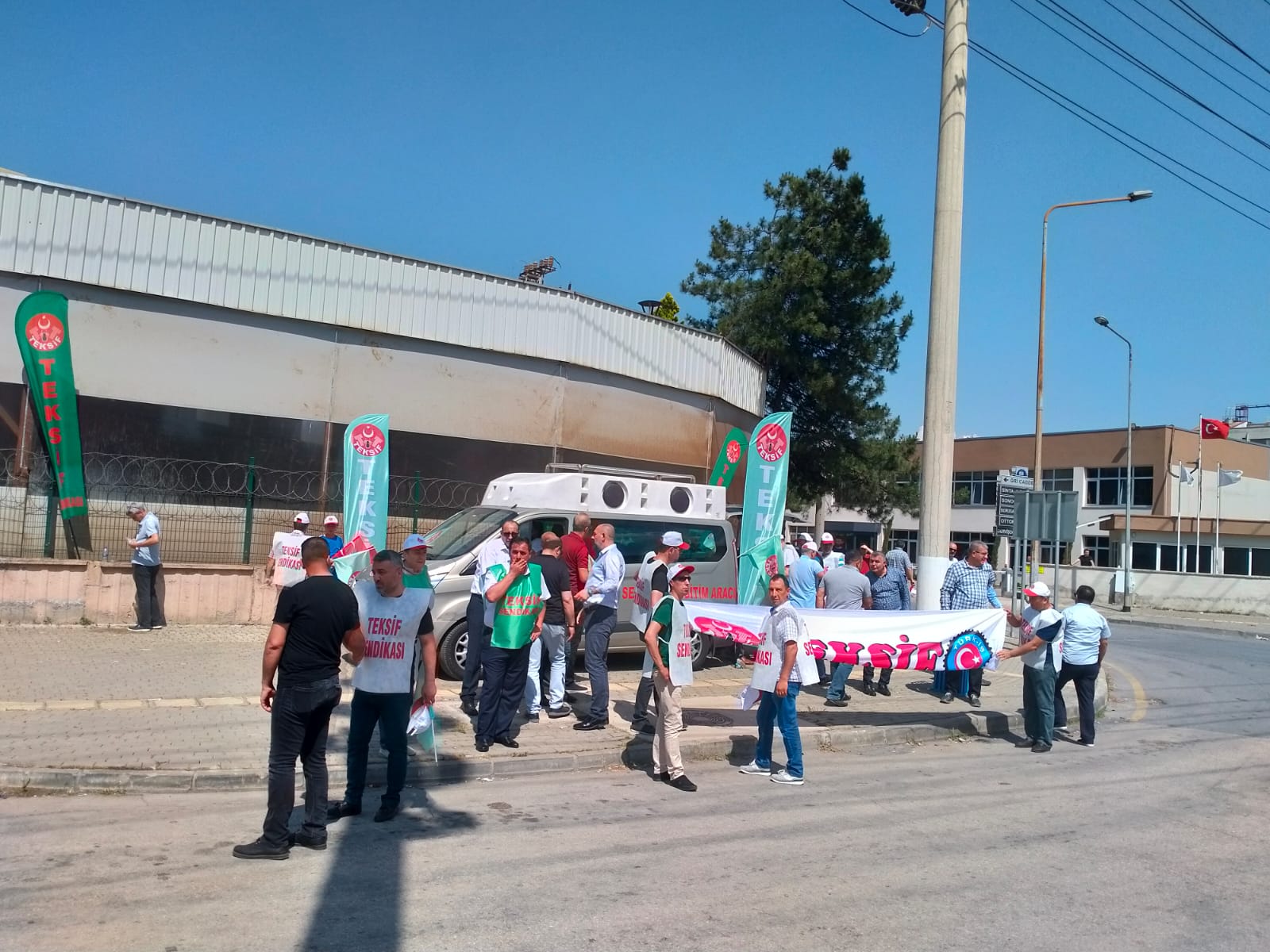 SAVCAN TEKSTİL ÖNÜNDE BASIN AÇIKLAMASI görseli