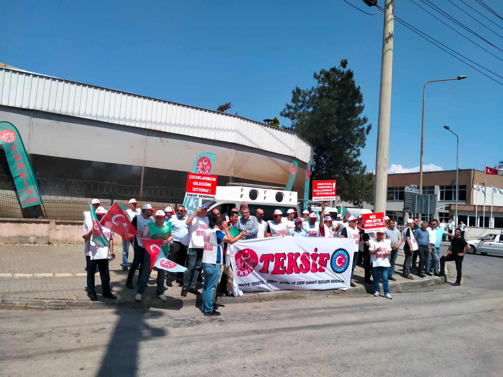 SAVCAN TEKSTİL ÖNÜNDE BASIN AÇIKLAMASI görseli