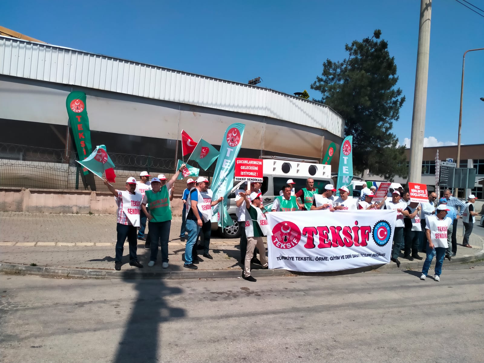 SAVCAN TEKSTİL ÖNÜNDE BASIN AÇIKLAMASI görseli