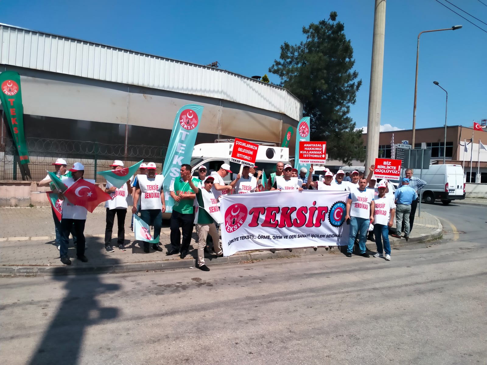 SAVCAN TEKSTİL ÖNÜNDE BASIN AÇIKLAMASI görseli