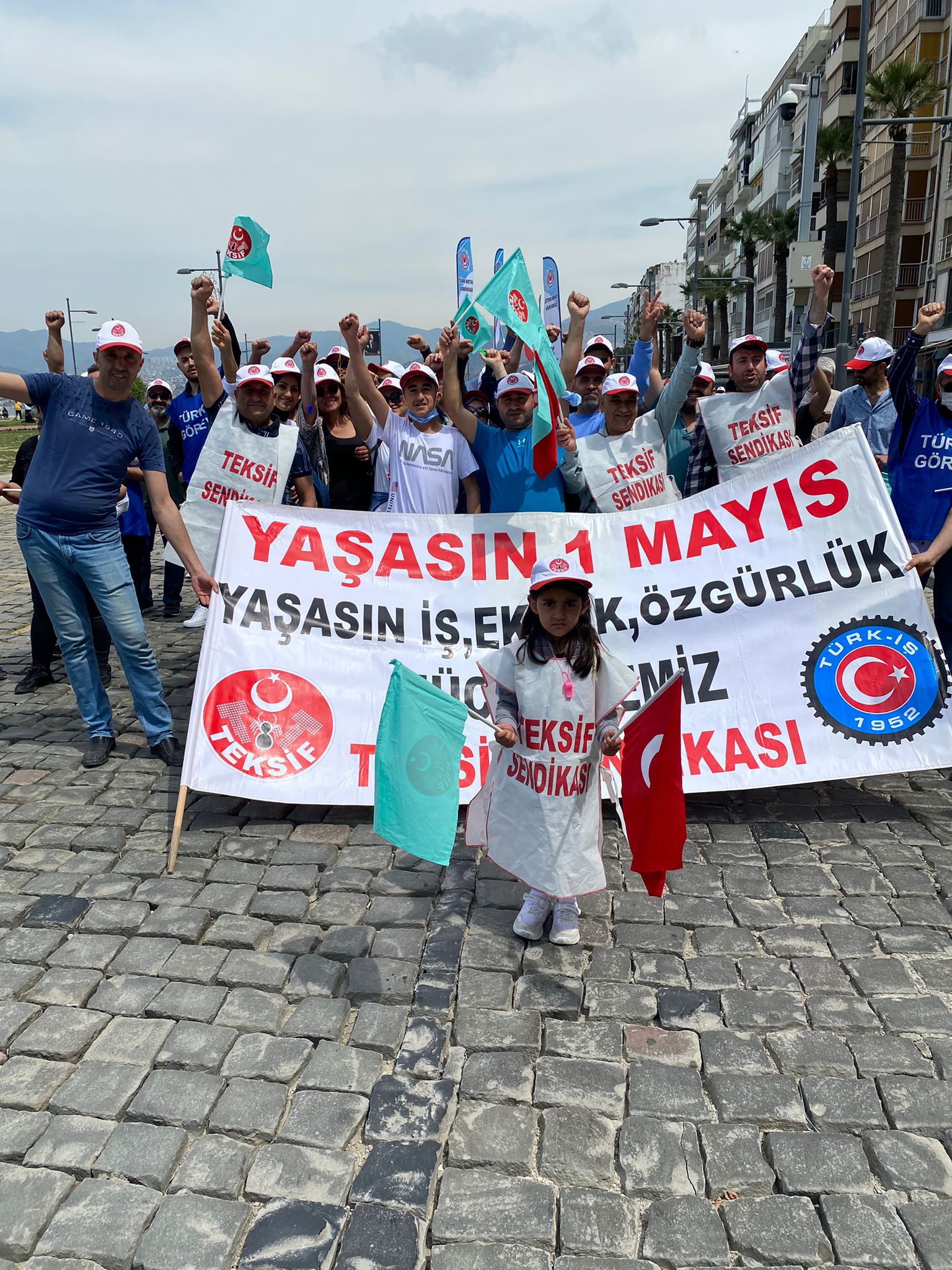 1 Mayıs İzmir görseli