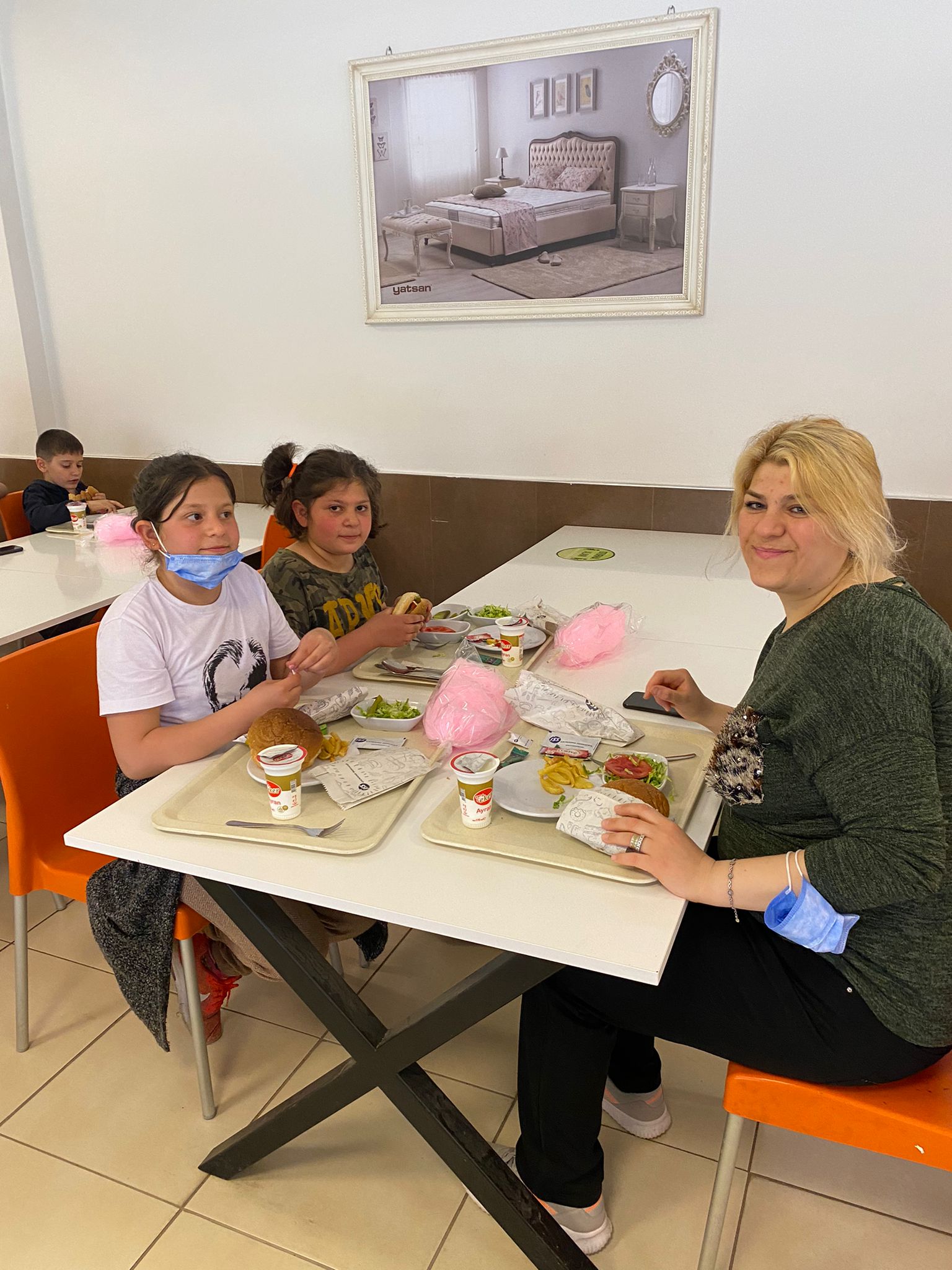 Yatsan fabrikası emekçileri aile ve çocukları ile birlikte 23 Nisan kutlaması yapıldı. görseli