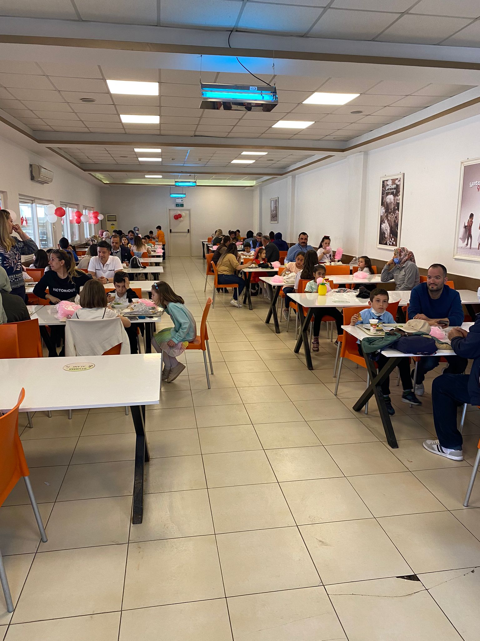 Yatsan fabrikası emekçileri aile ve çocukları ile birlikte 23 Nisan kutlaması yapıldı. görseli