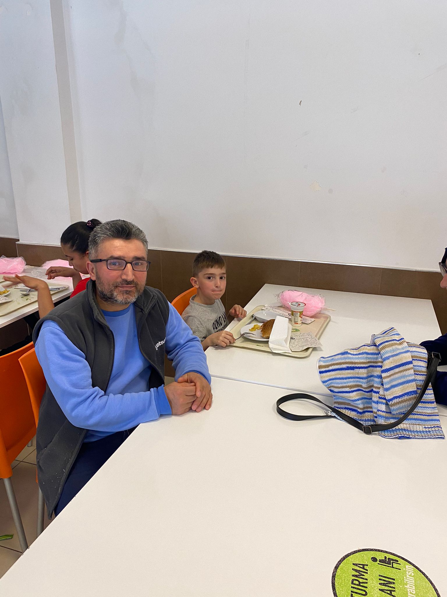 Yatsan fabrikası emekçileri aile ve çocukları ile birlikte 23 Nisan kutlaması yapıldı. görseli