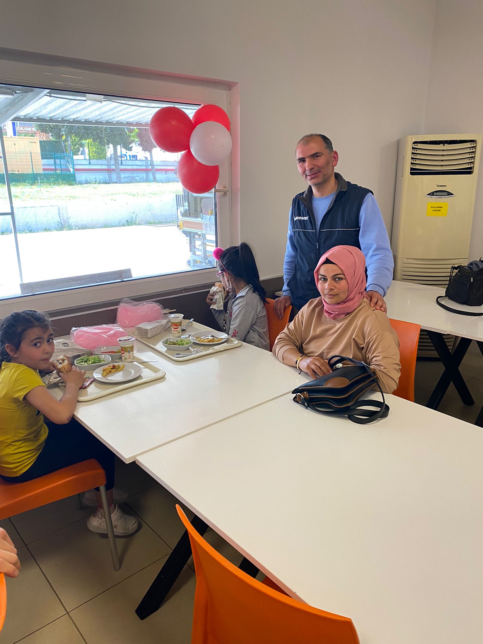Yatsan fabrikası emekçileri aile ve çocukları ile birlikte 23 Nisan kutlaması yapıldı. görseli
