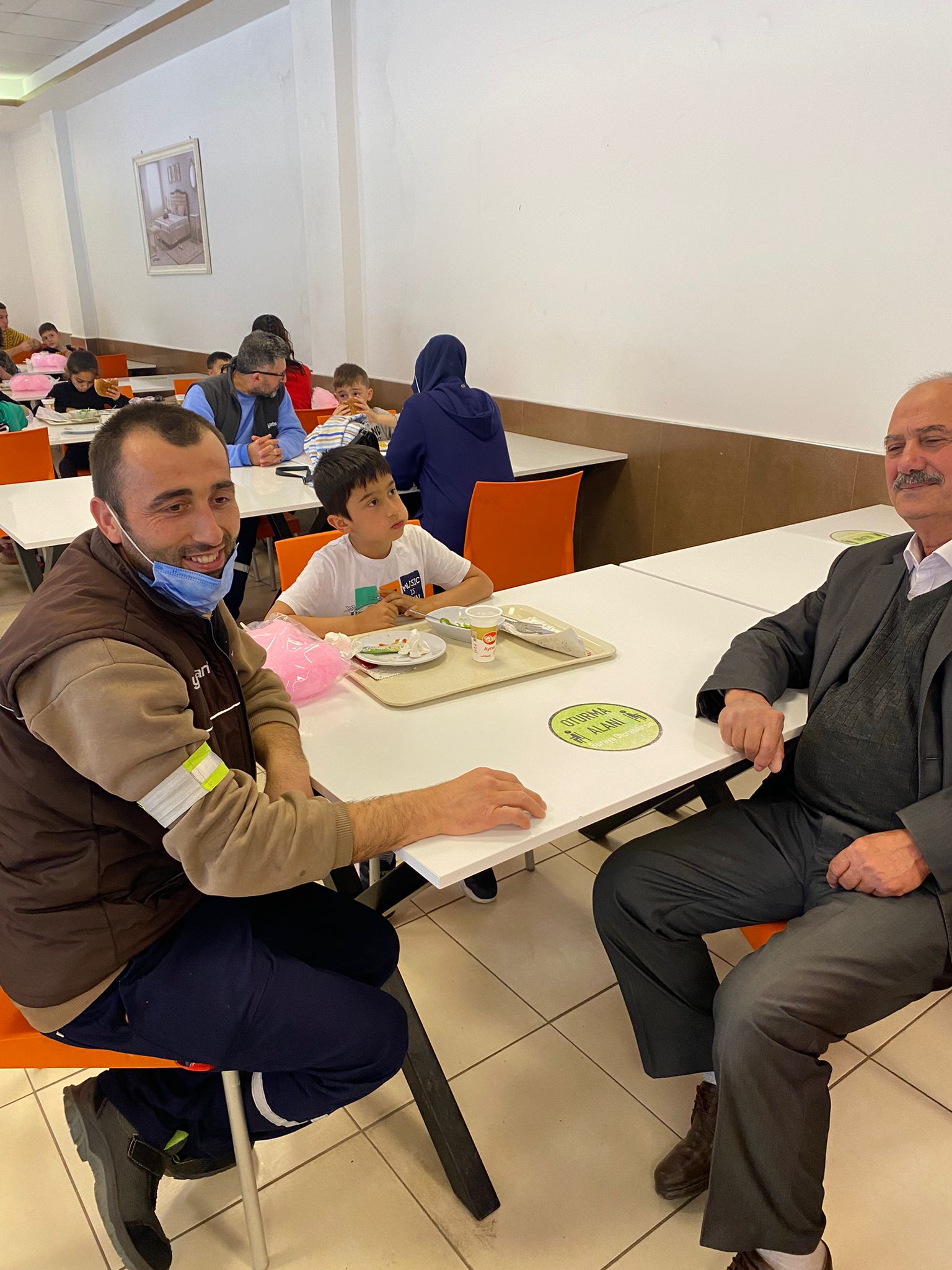 Yatsan fabrikası emekçileri aile ve çocukları ile birlikte 23 Nisan kutlaması yapıldı. görseli