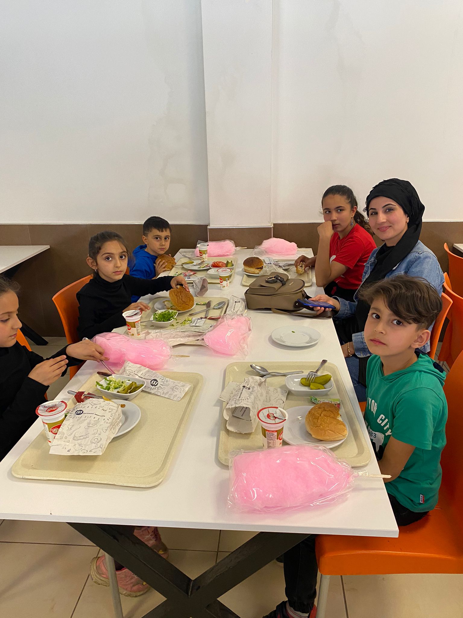 Yatsan fabrikası emekçileri aile ve çocukları ile birlikte 23 Nisan kutlaması yapıldı. görseli