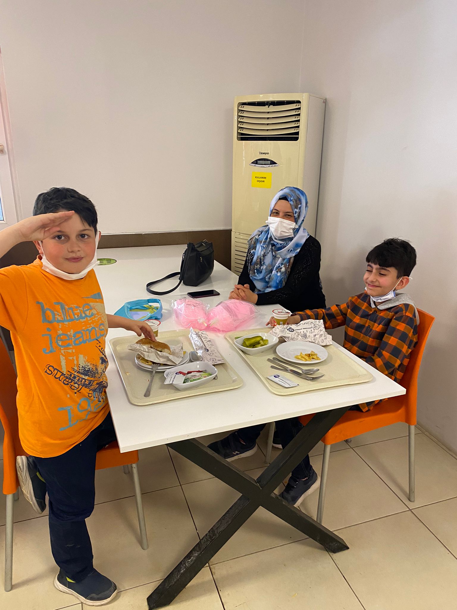 Yatsan fabrikası emekçileri aile ve çocukları ile birlikte 23 Nisan kutlaması yapıldı. görseli
