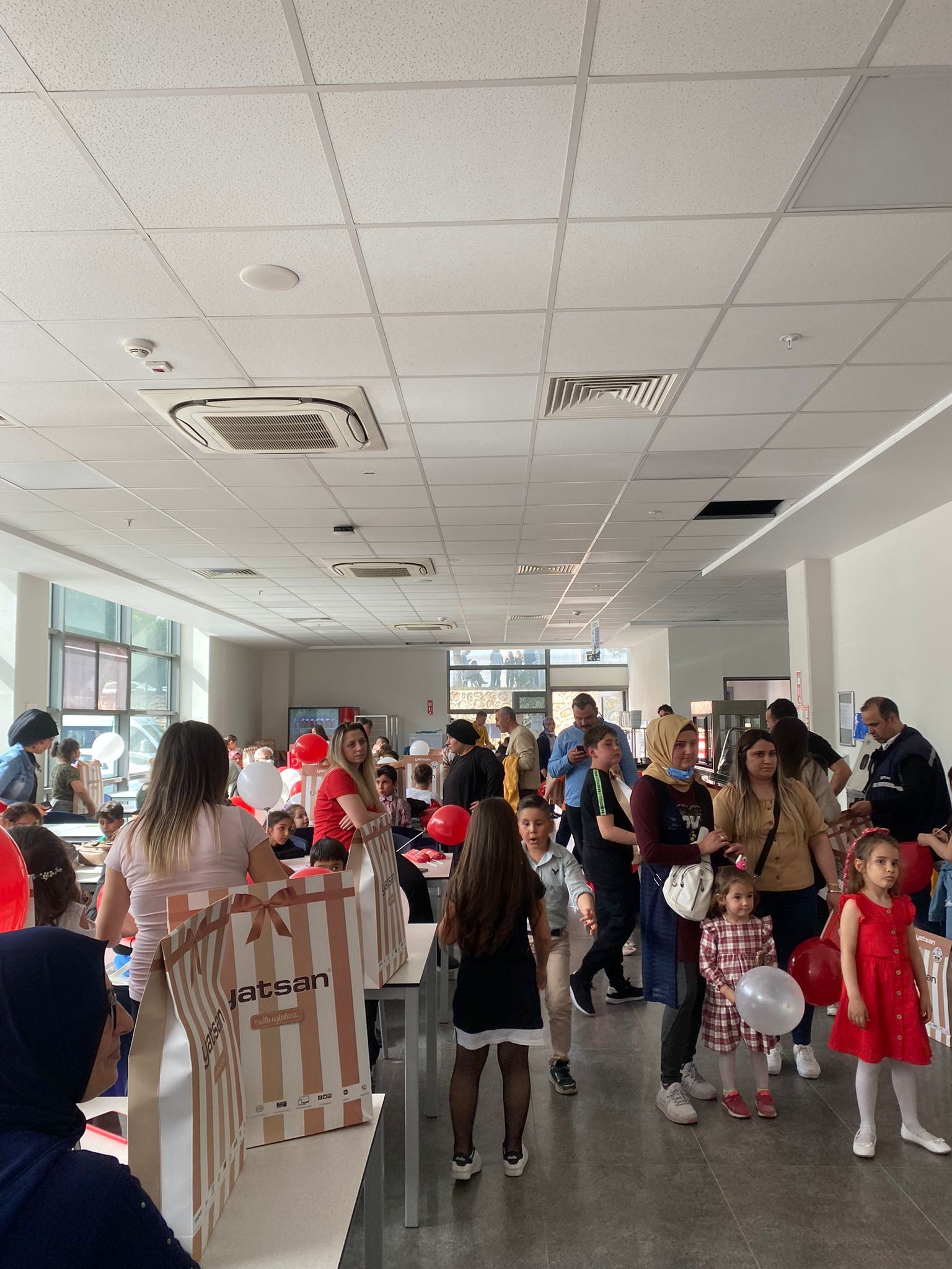 Yatsan fabrikası emekçileri aile ve çocukları ile birlikte 23 Nisan kutlaması yapıldı. görseli