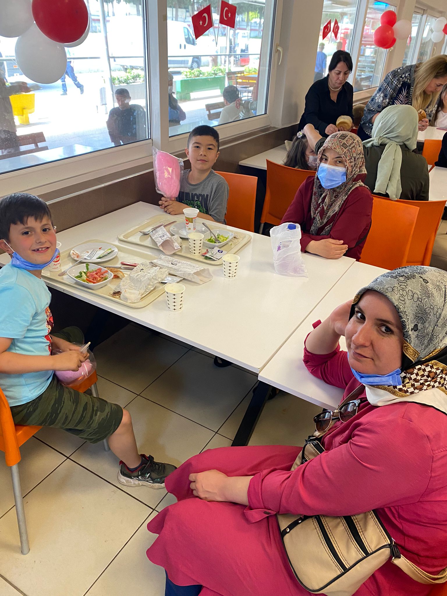 Yatsan fabrikası emekçileri aile ve çocukları ile birlikte 23 Nisan kutlaması yapıldı. görseli