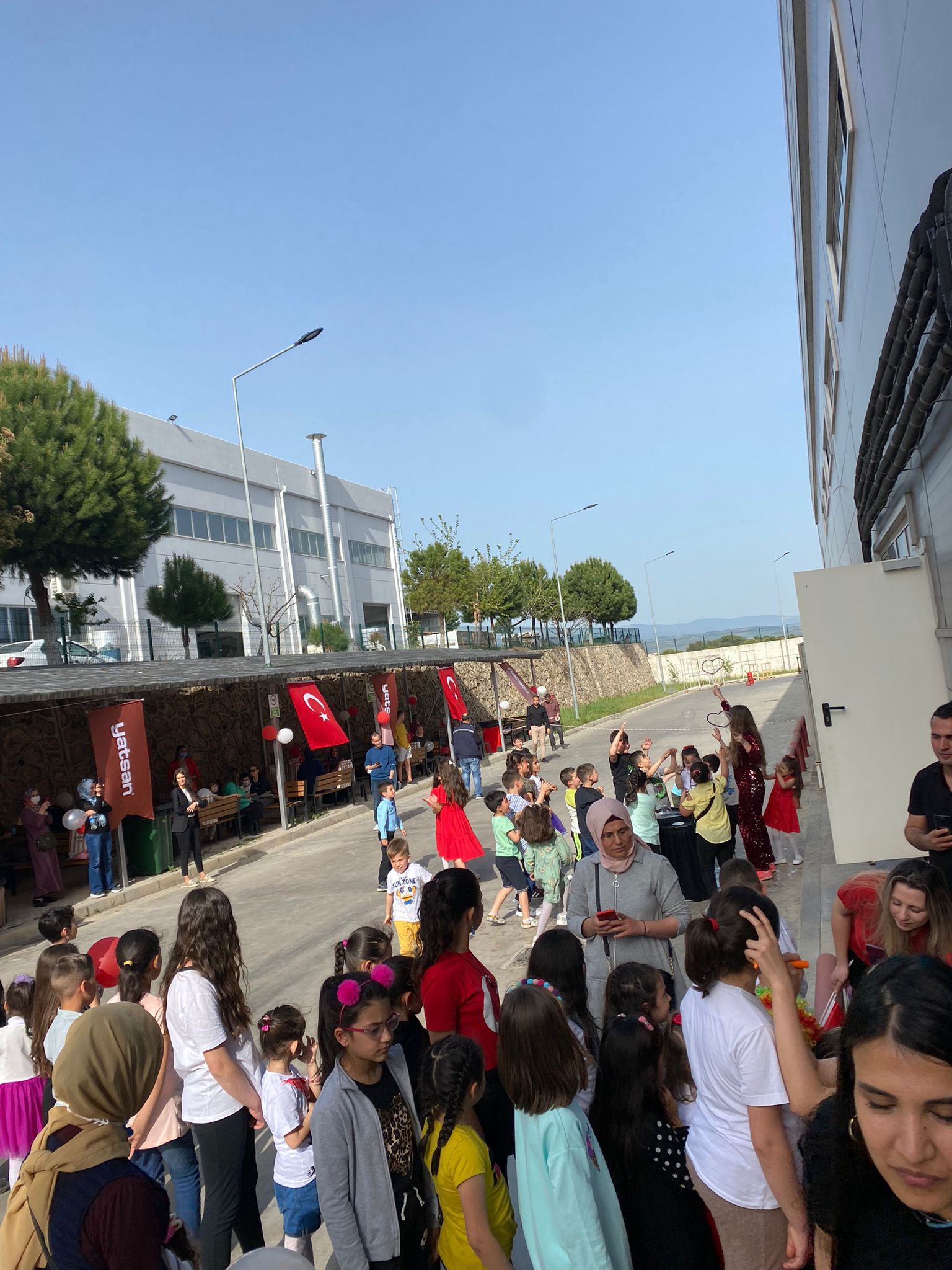 Yatsan fabrikası emekçileri aile ve çocukları ile birlikte 23 Nisan kutlaması yapıldı. görseli