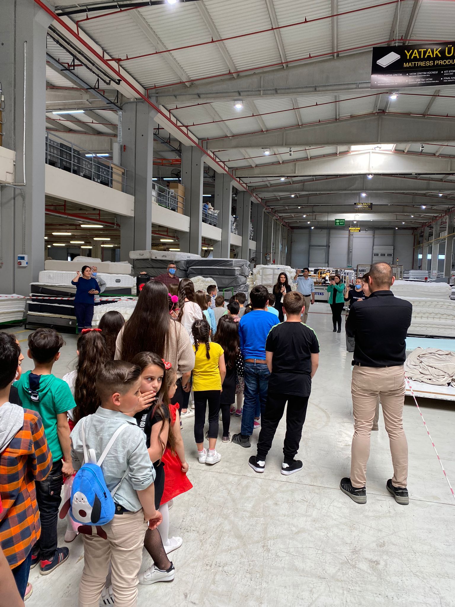 Yatsan fabrikası emekçileri aile ve çocukları ile birlikte 23 Nisan kutlaması yapıldı. görseli