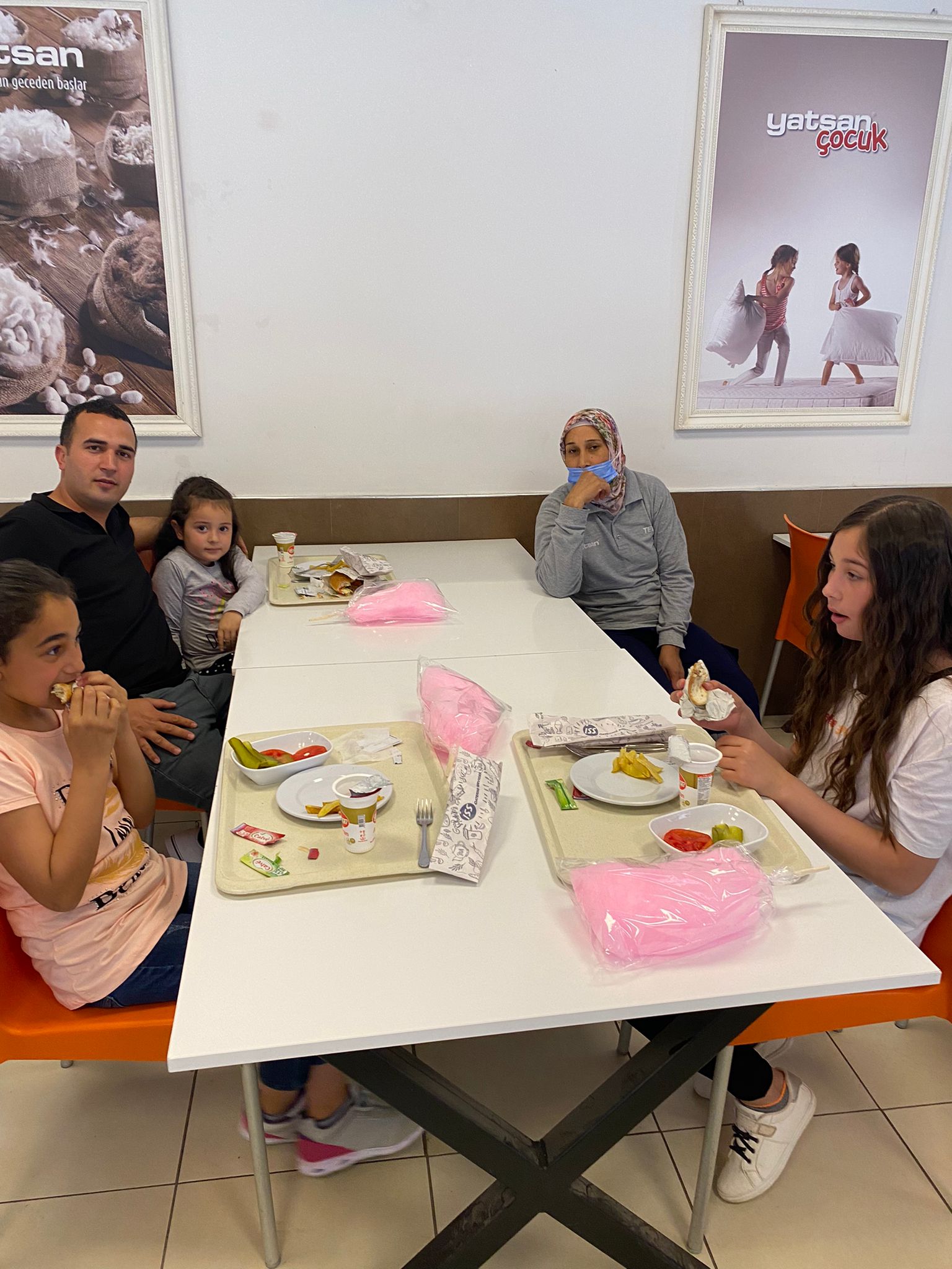 Yatsan fabrikası emekçileri aile ve çocukları ile birlikte 23 Nisan kutlaması yapıldı. görseli