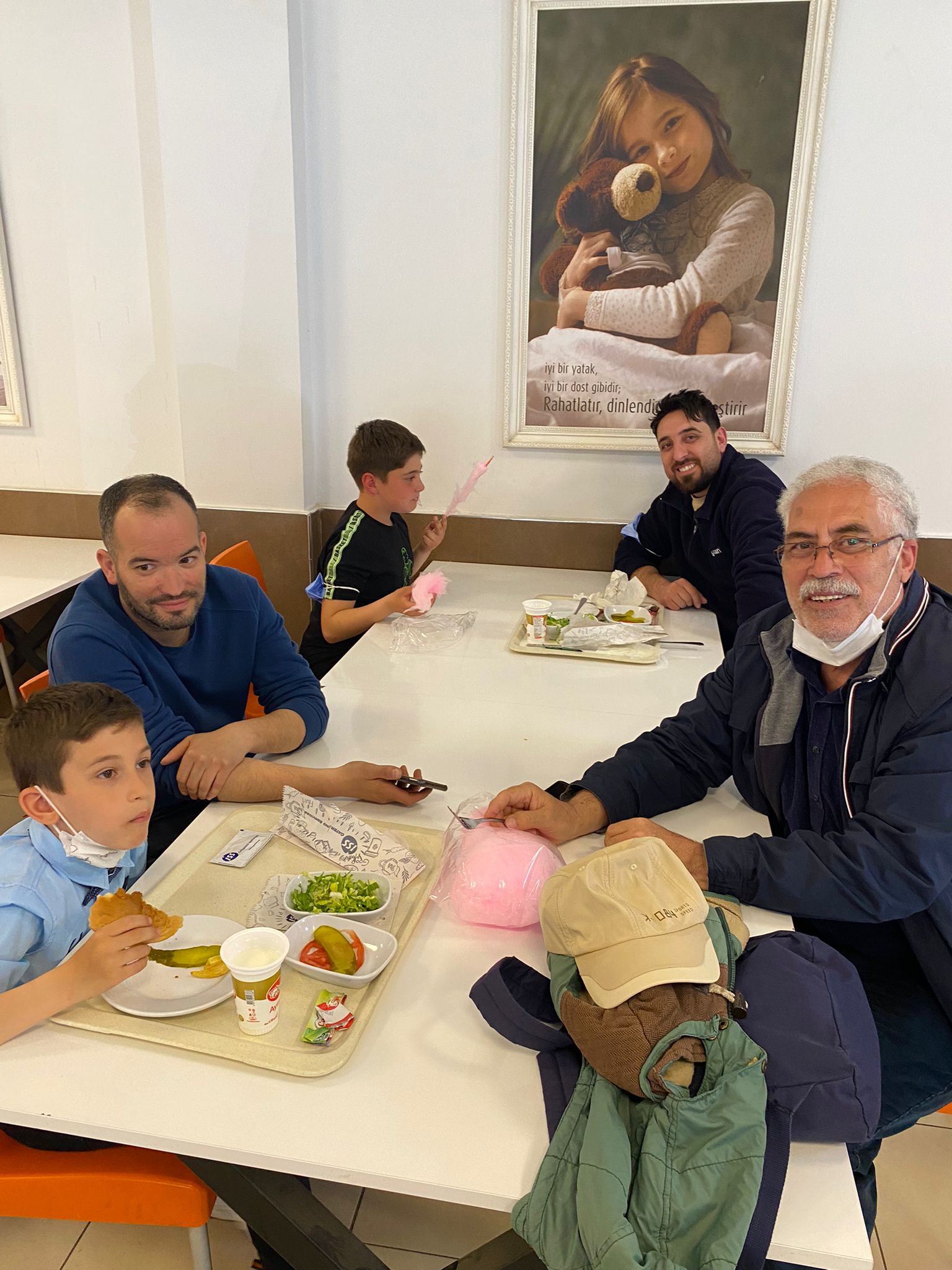 Yatsan fabrikası emekçileri aile ve çocukları ile birlikte 23 Nisan kutlaması yapıldı. görseli