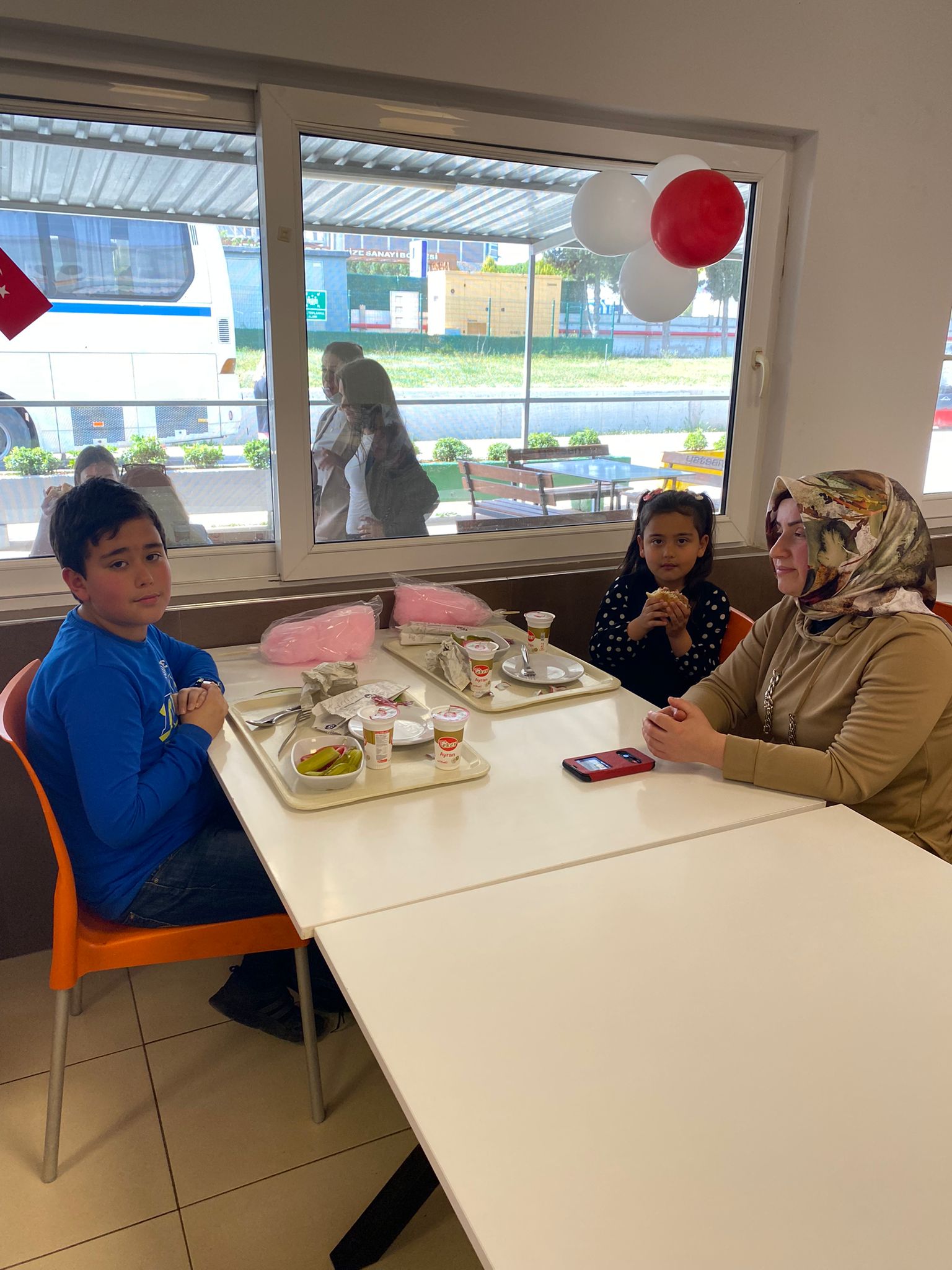 Yatsan fabrikası emekçileri aile ve çocukları ile birlikte 23 Nisan kutlaması yapıldı. görseli