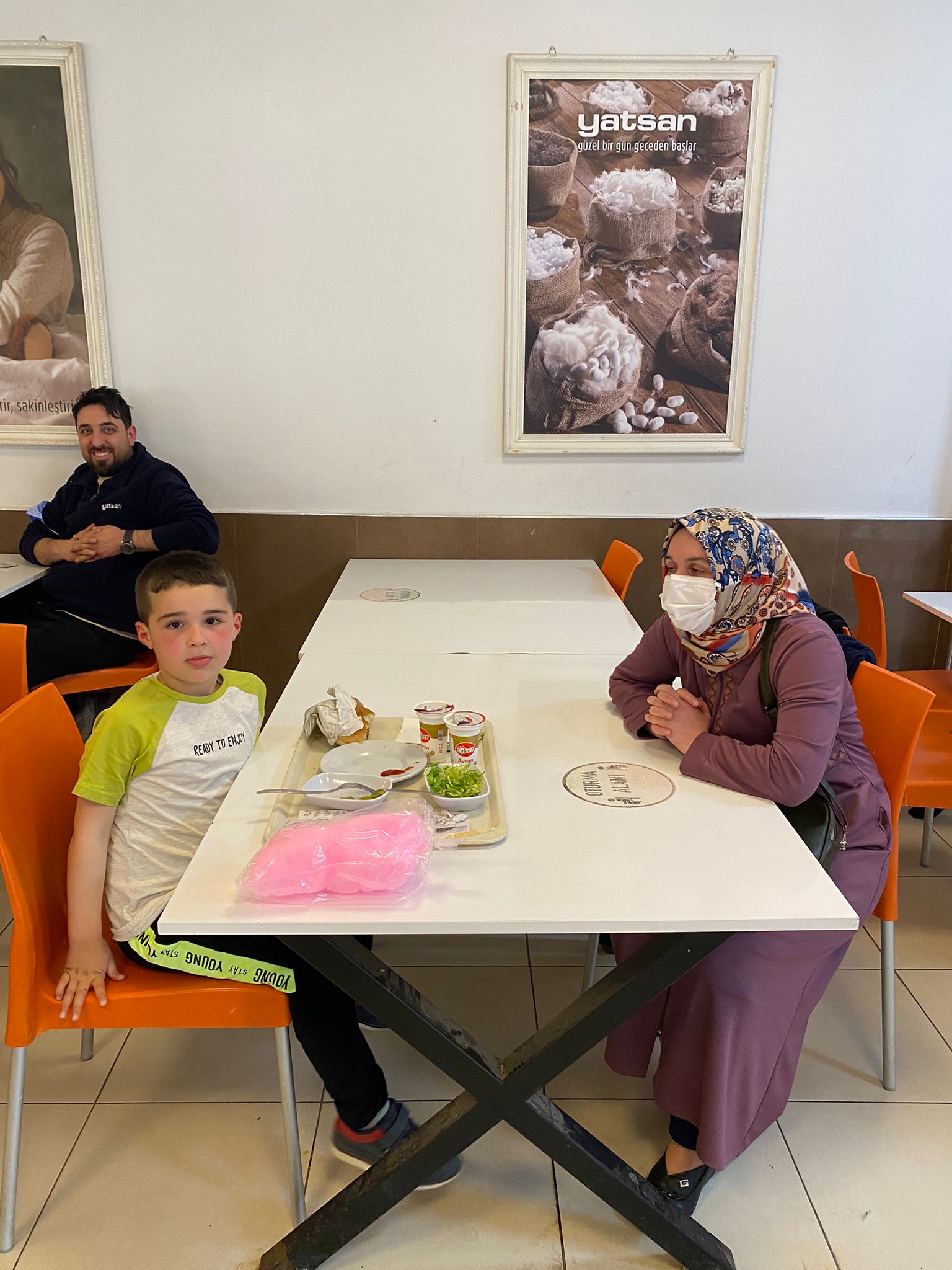 Yatsan fabrikası emekçileri aile ve çocukları ile birlikte 23 Nisan kutlaması yapıldı. görseli