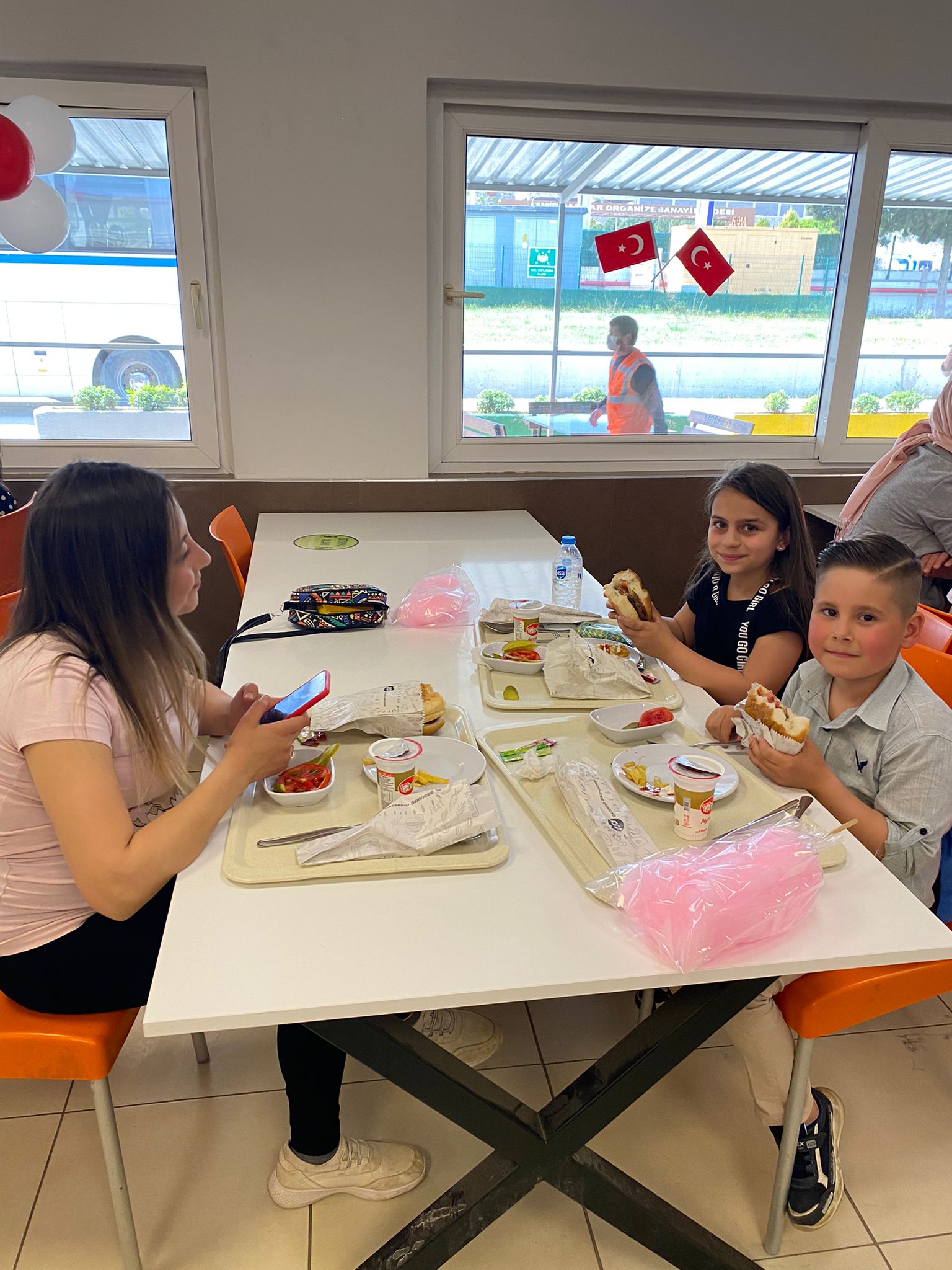 Yatsan fabrikası emekçileri aile ve çocukları ile birlikte 23 Nisan kutlaması yapıldı. görseli