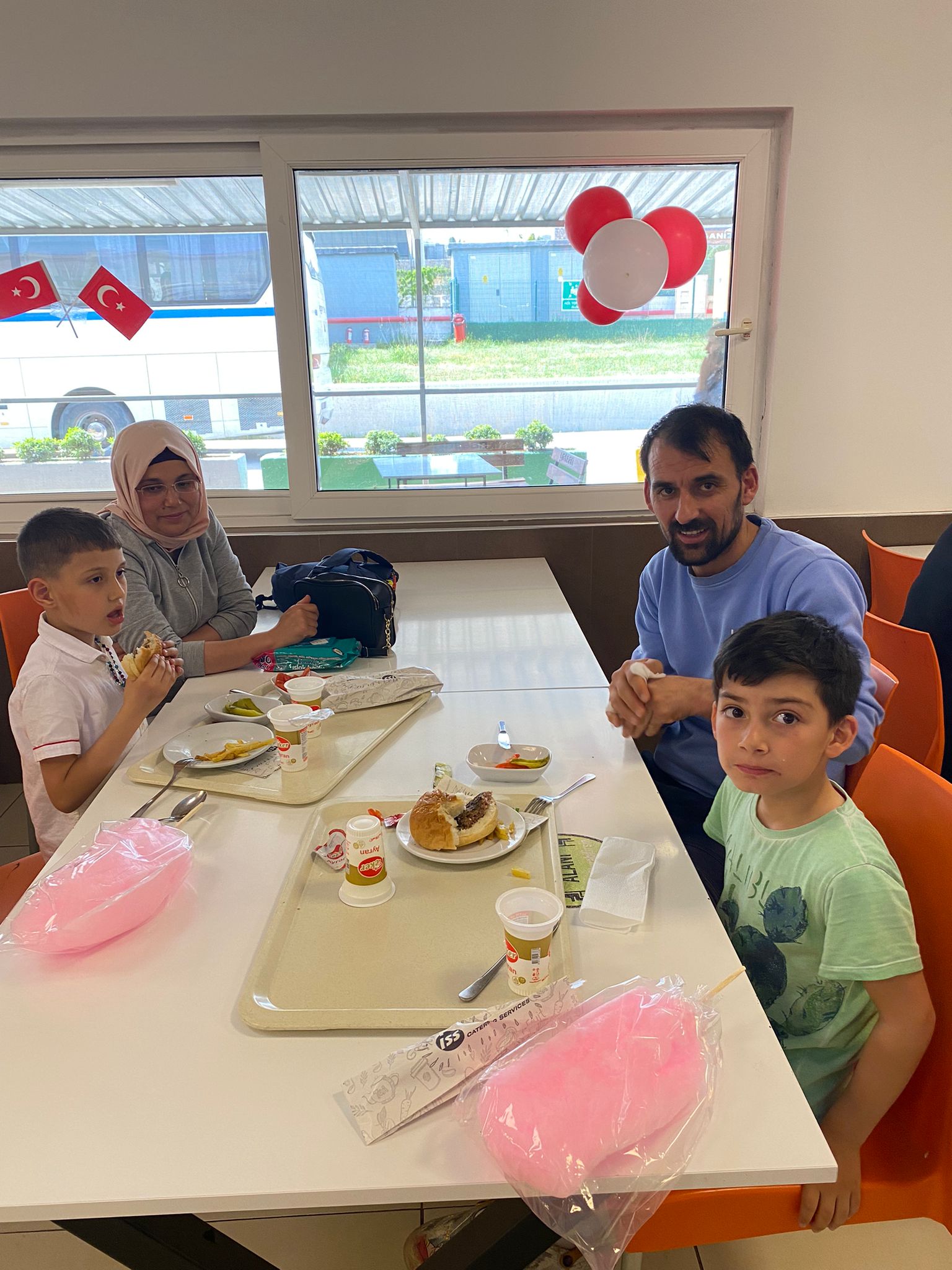 Yatsan fabrikası emekçileri aile ve çocukları ile birlikte 23 Nisan kutlaması yapıldı. görseli