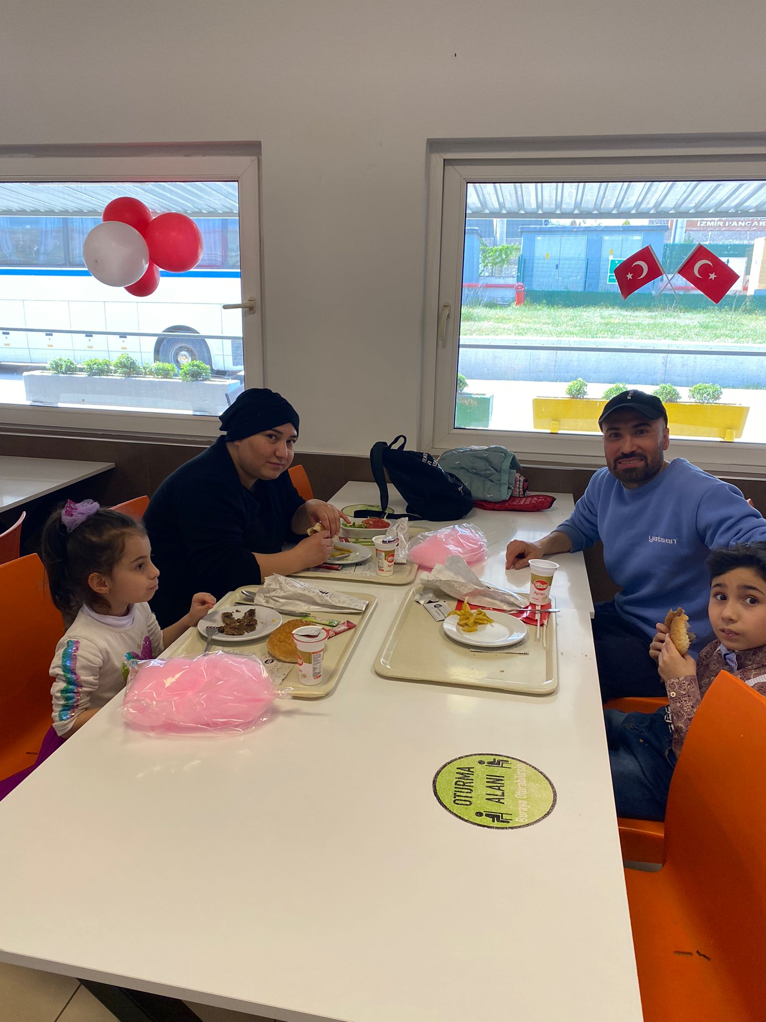 Yatsan fabrikası emekçileri aile ve çocukları ile birlikte 23 Nisan kutlaması yapıldı. görseli