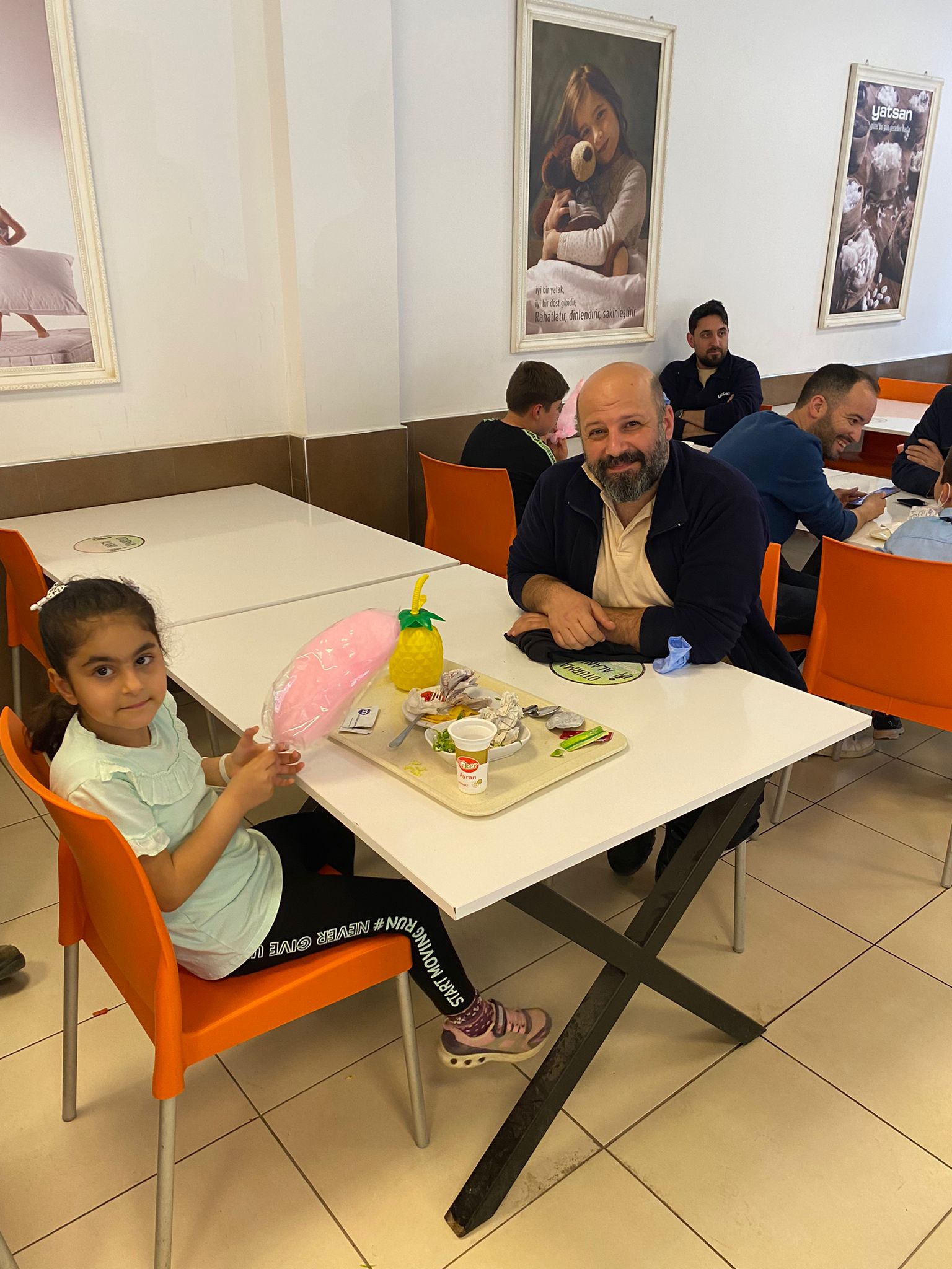 Yatsan fabrikası emekçileri aile ve çocukları ile birlikte 23 Nisan kutlaması yapıldı. görseli