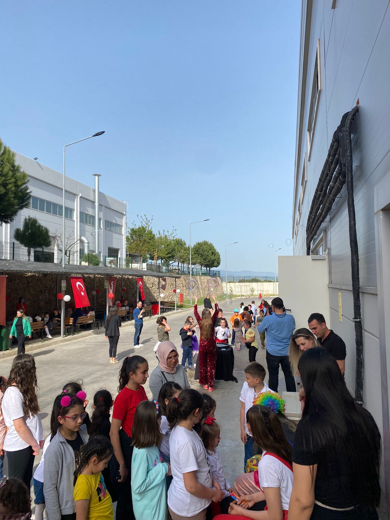 Yatsan fabrikası emekçileri aile ve çocukları ile birlikte 23 Nisan kutlaması yapıldı. görseli