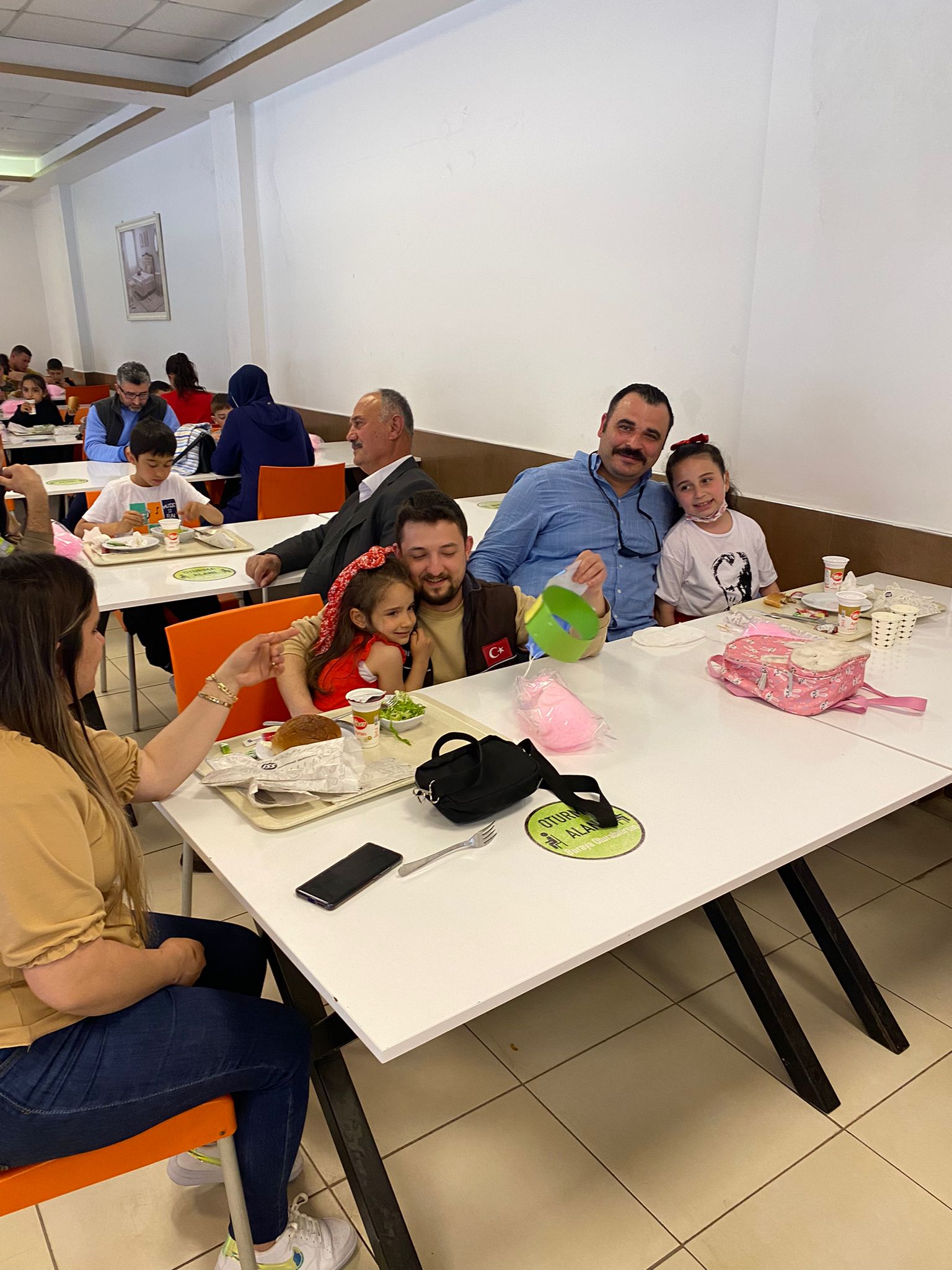 Yatsan fabrikası emekçileri aile ve çocukları ile birlikte 23 Nisan kutlaması yapıldı. görseli