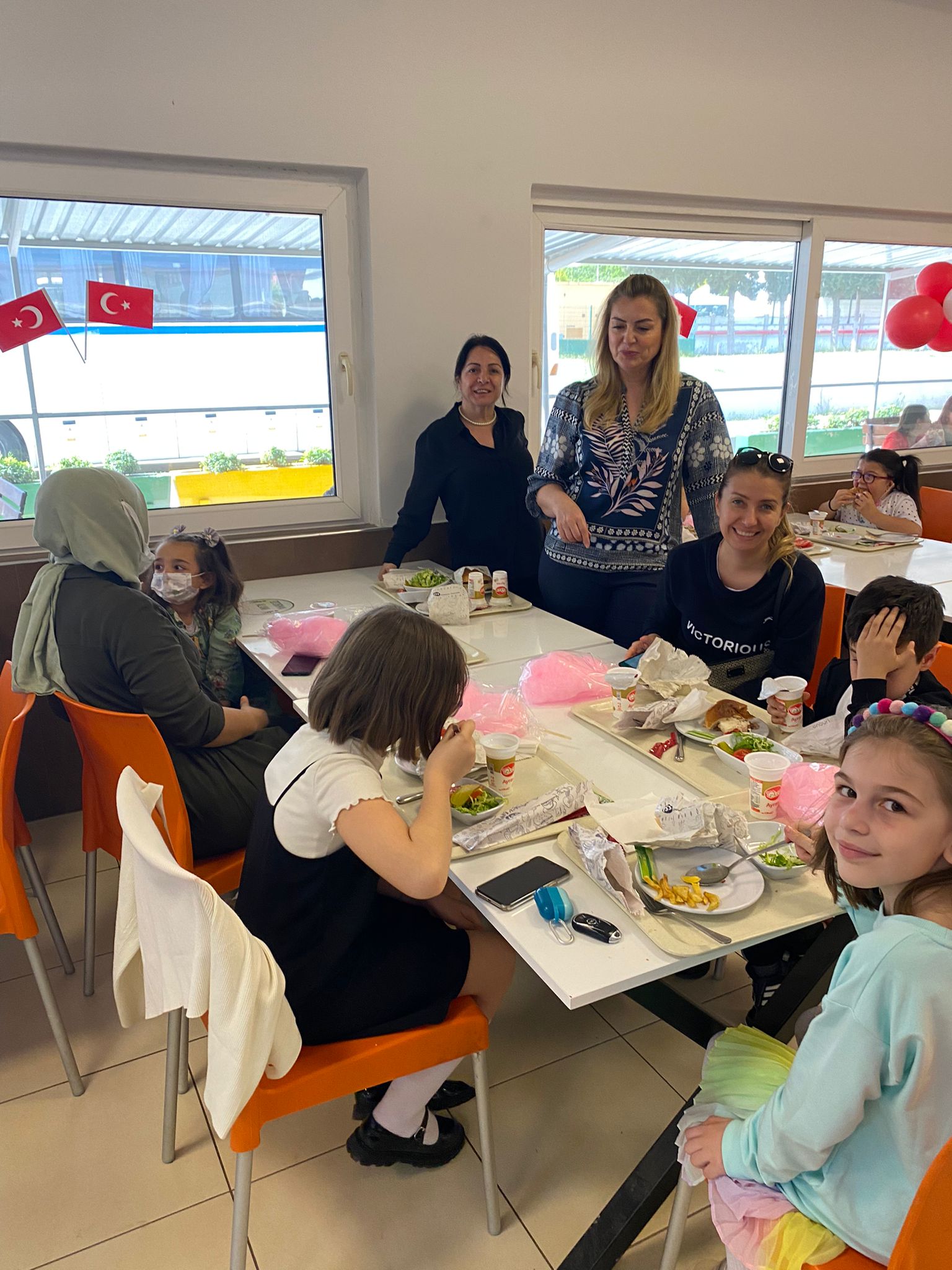 Yatsan fabrikası emekçileri aile ve çocukları ile birlikte 23 Nisan kutlaması yapıldı. görseli