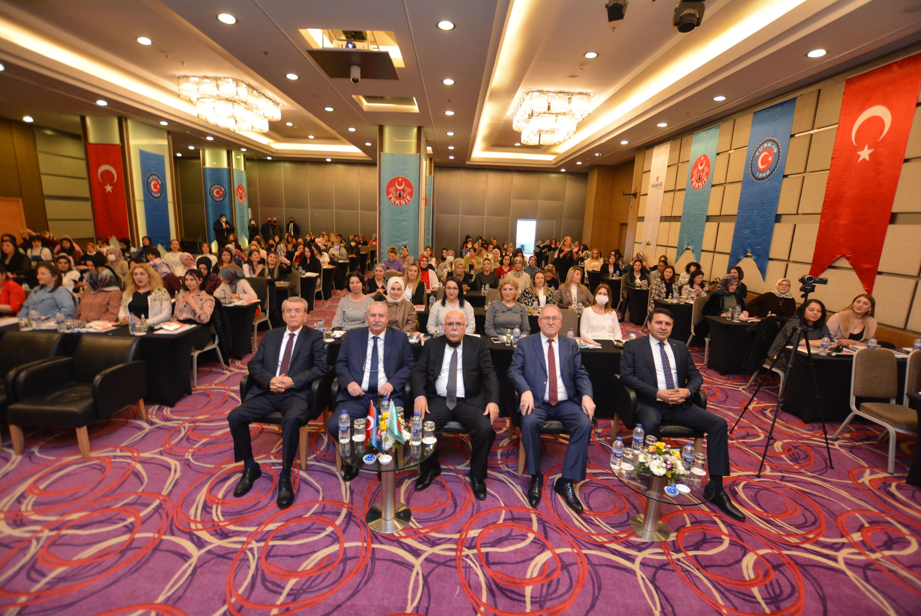 8 MART KADIN İŞÇİLER KURULTAYI GERÇEKLEŞTİ görseli