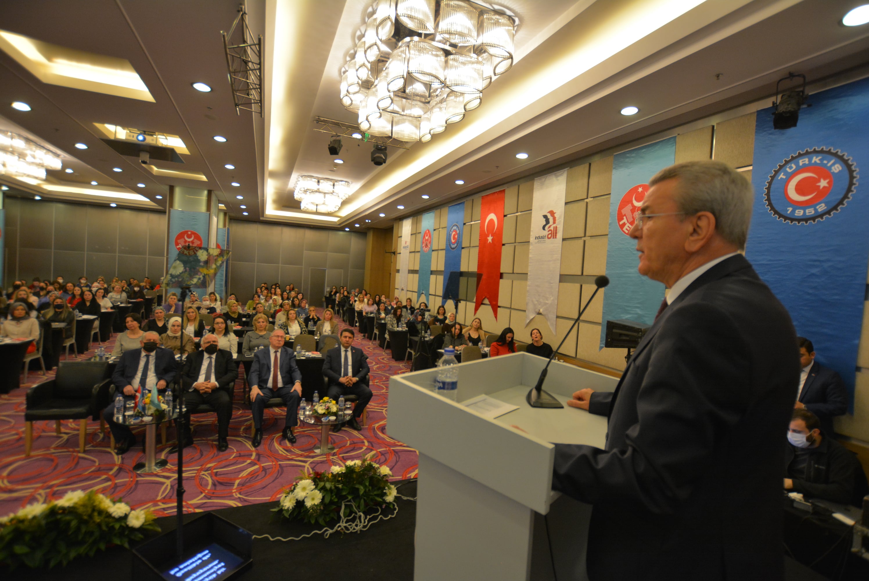 8 MART KADIN İŞÇİLER KURULTAYI GERÇEKLEŞTİ görseli