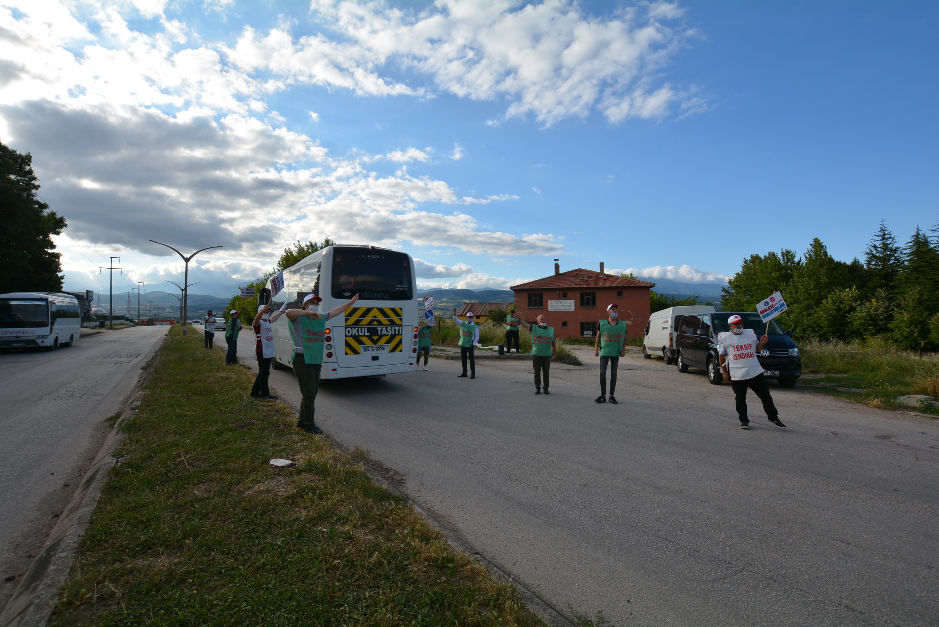 TAYEKS TEKSTİL BOLU FABRİKASI ÖNÜNDE ÜYELERİMİZLE BULUŞTUK görseli